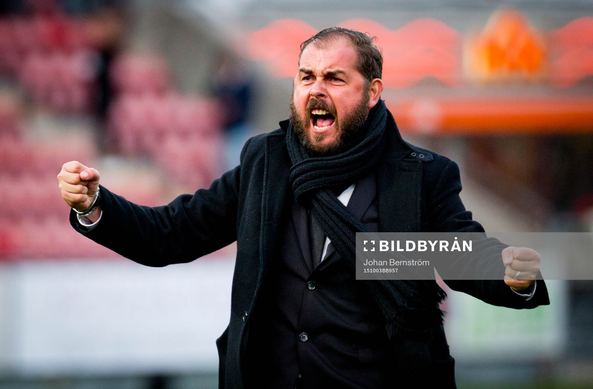 Örebros tränare Alexander Axén jublar
