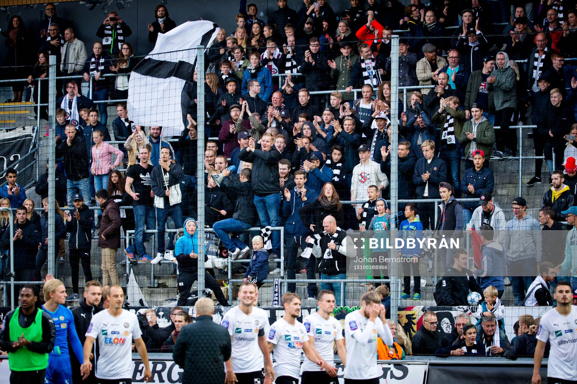 Örebrojubel framför klack efter matchen under fotbollsmatchen i Allsvenskan mellan Örebro SK och Falkenberg FF den 3 oktober 2015 i Örebro.