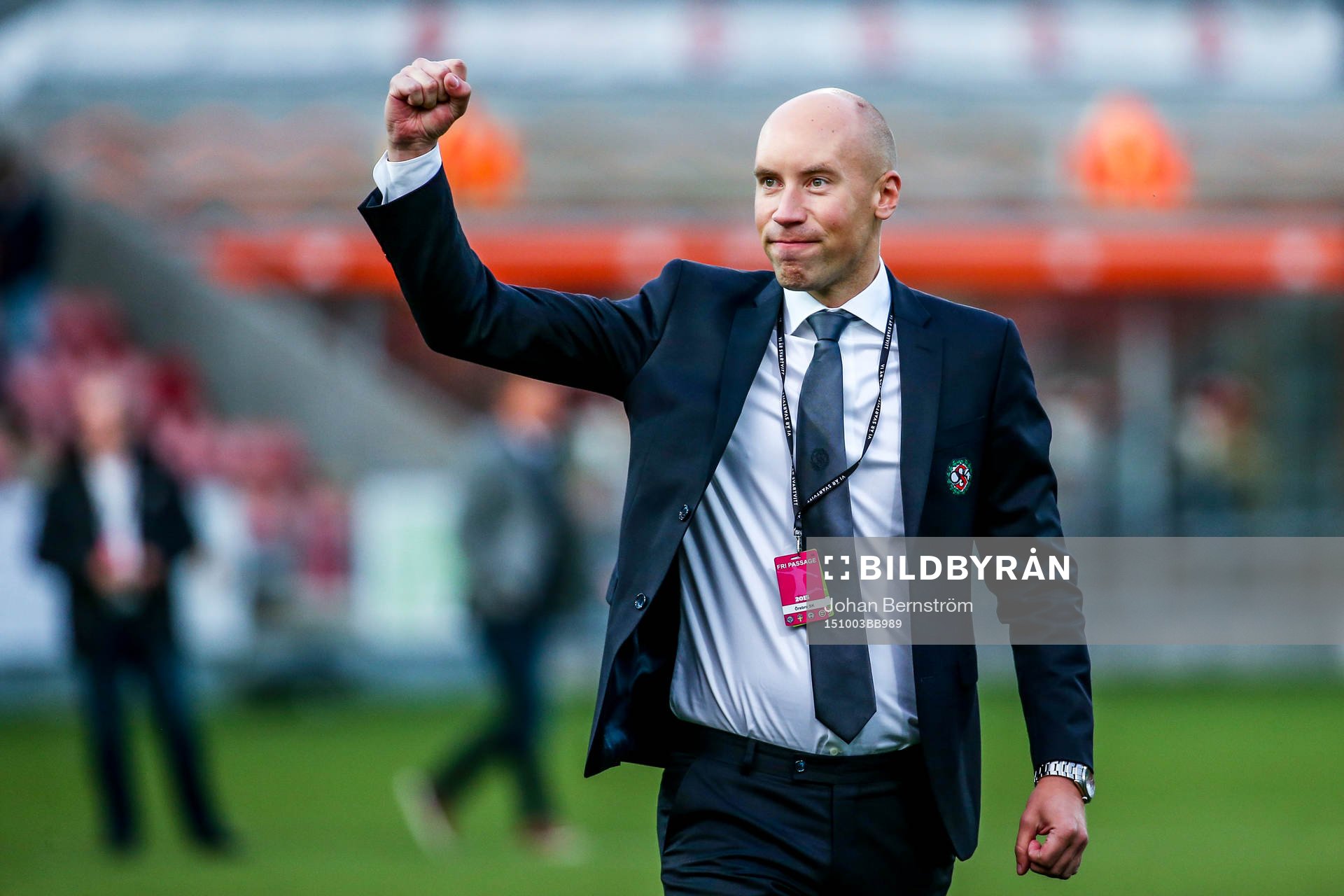 Örebros VD Simon Åström jublar efter fotbollsmatchen i Allsvenskan mellan Örebro SK och Falkenberg FF den 3 oktober 2015 i Örebro.