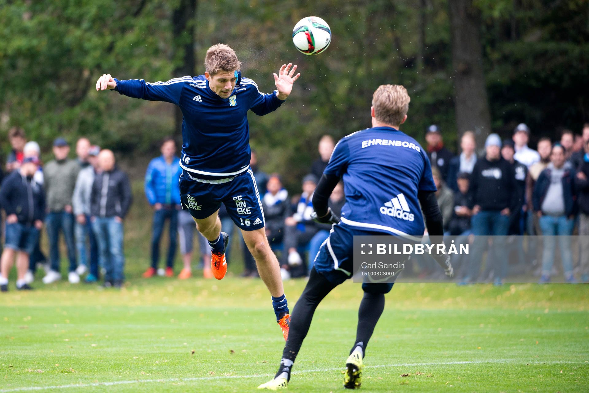 IFK Göteborgs Mikael Boman nickar en boll