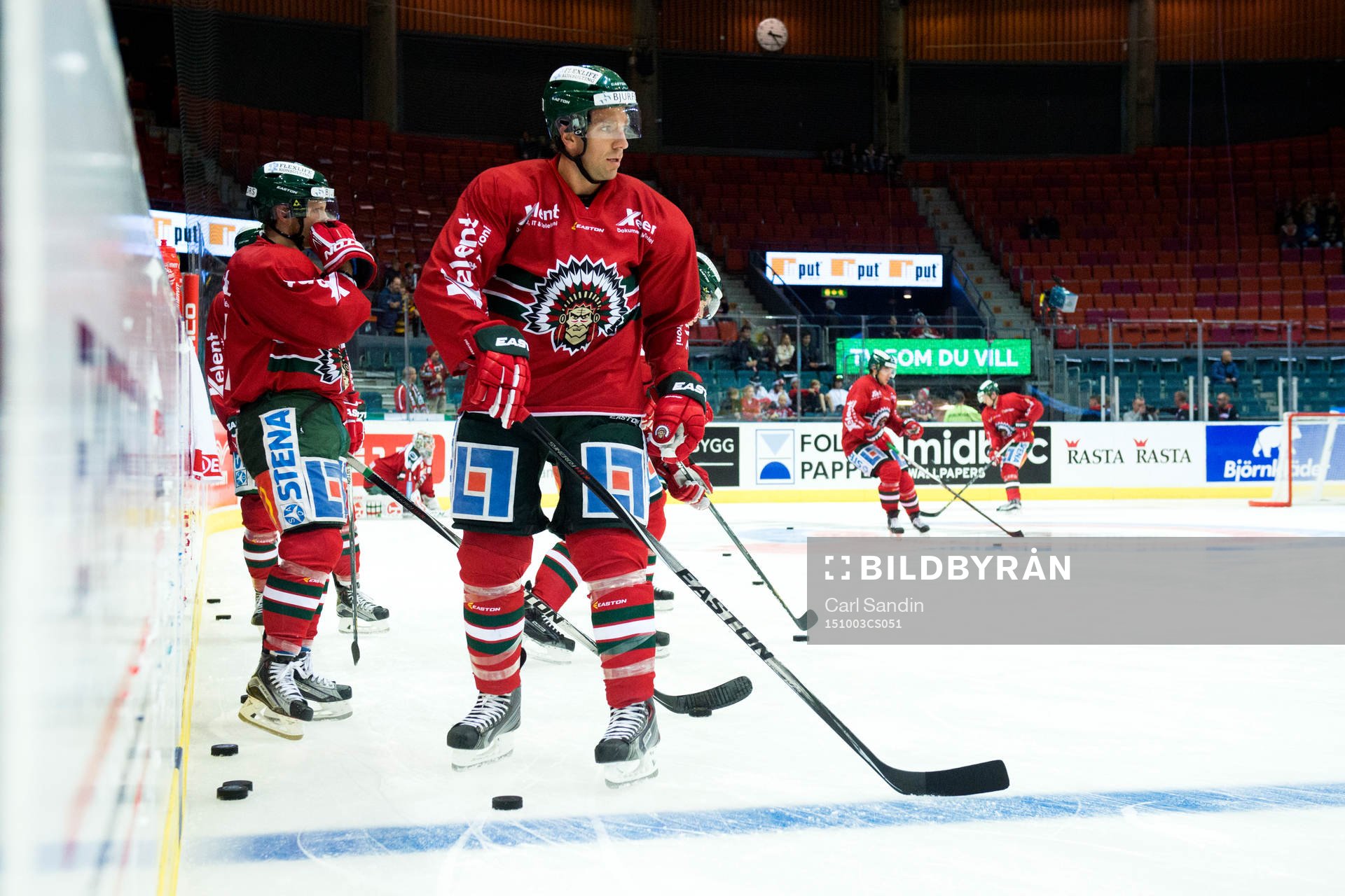 Frölundas Joel Lundqvist värmer upp innan ishockeymatchen