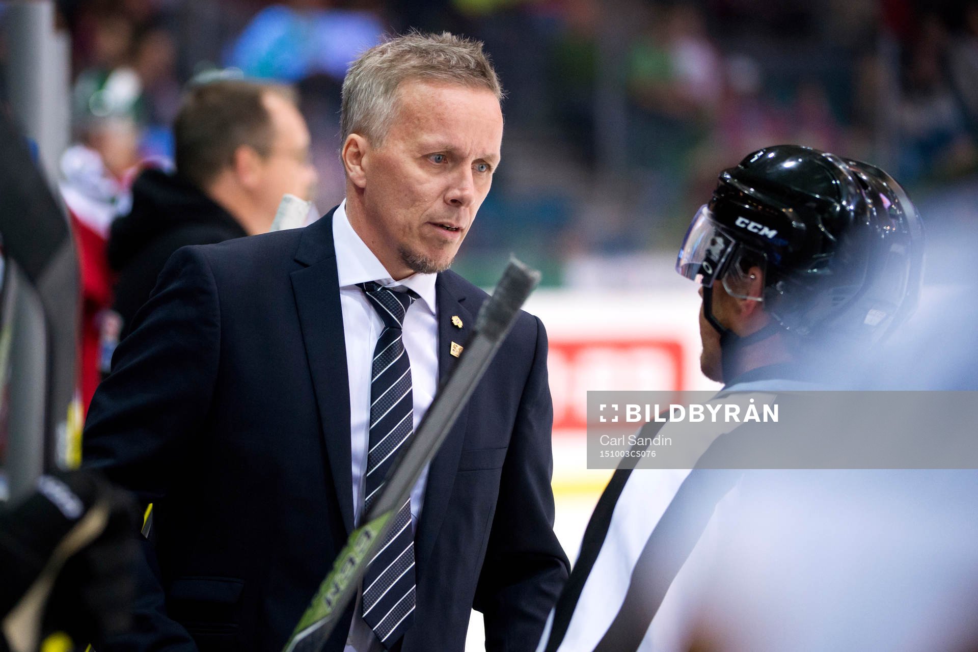 Skellefteås tränare Hans Wallson pratar med en domare