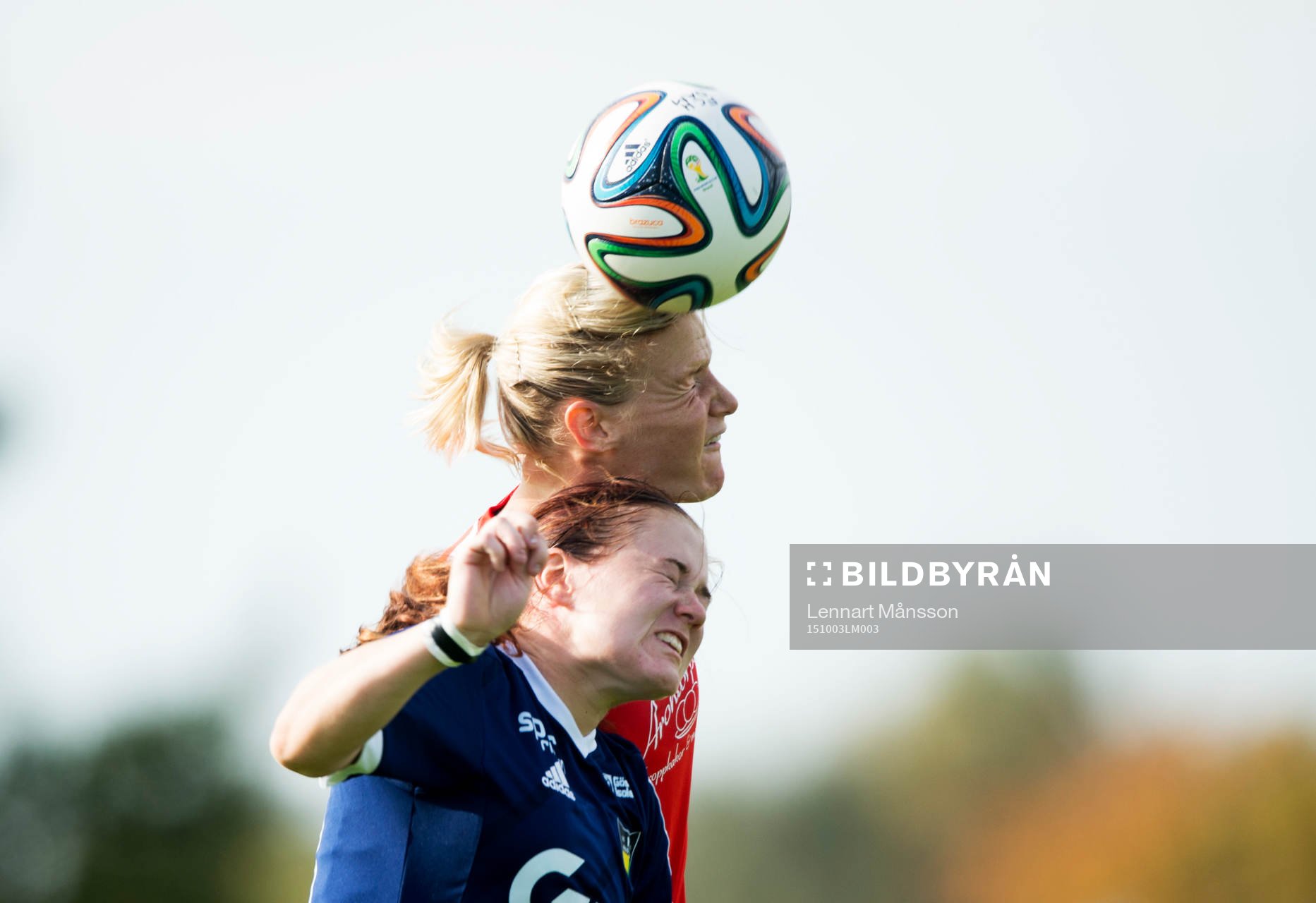 FC Hessleholms Julia Lennartsson i nickduell i kvalmatchen till division 1 mellan FC Hessleholm och Färjestaden i Hässleholm 3 oktober 2015.
