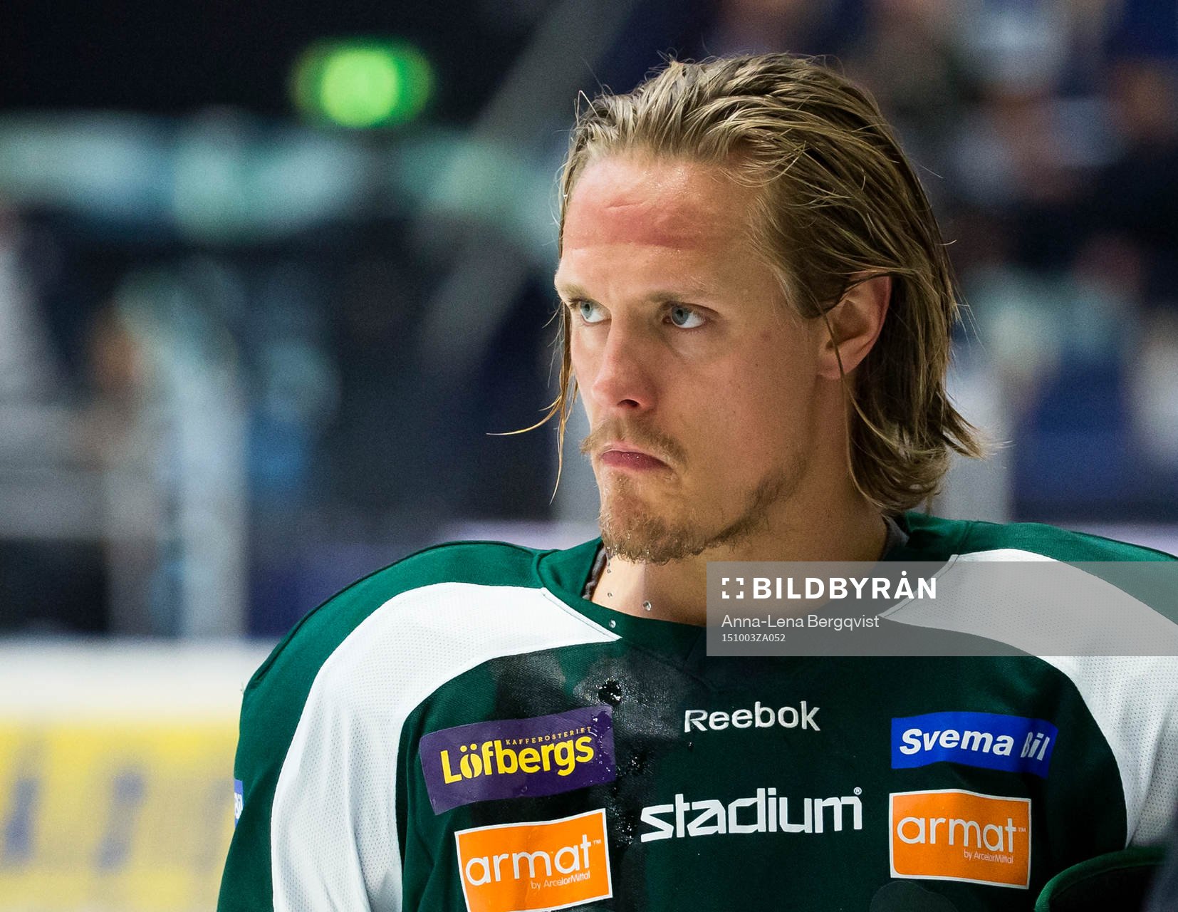 Färjestads Magnus Nygren utan hjälm deppar