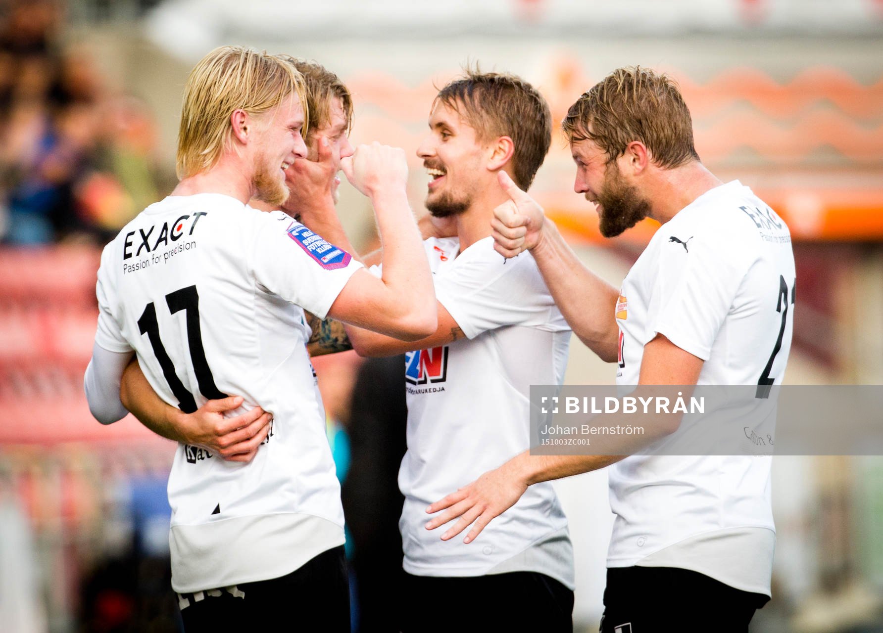Örebros Martin Broberg gör 2-1 och jublar med Daniel