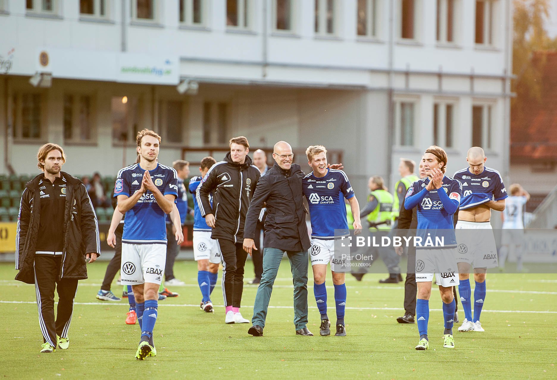 Sundsvalls tränare Joel Cedergren kramar om Joakim Nilsson