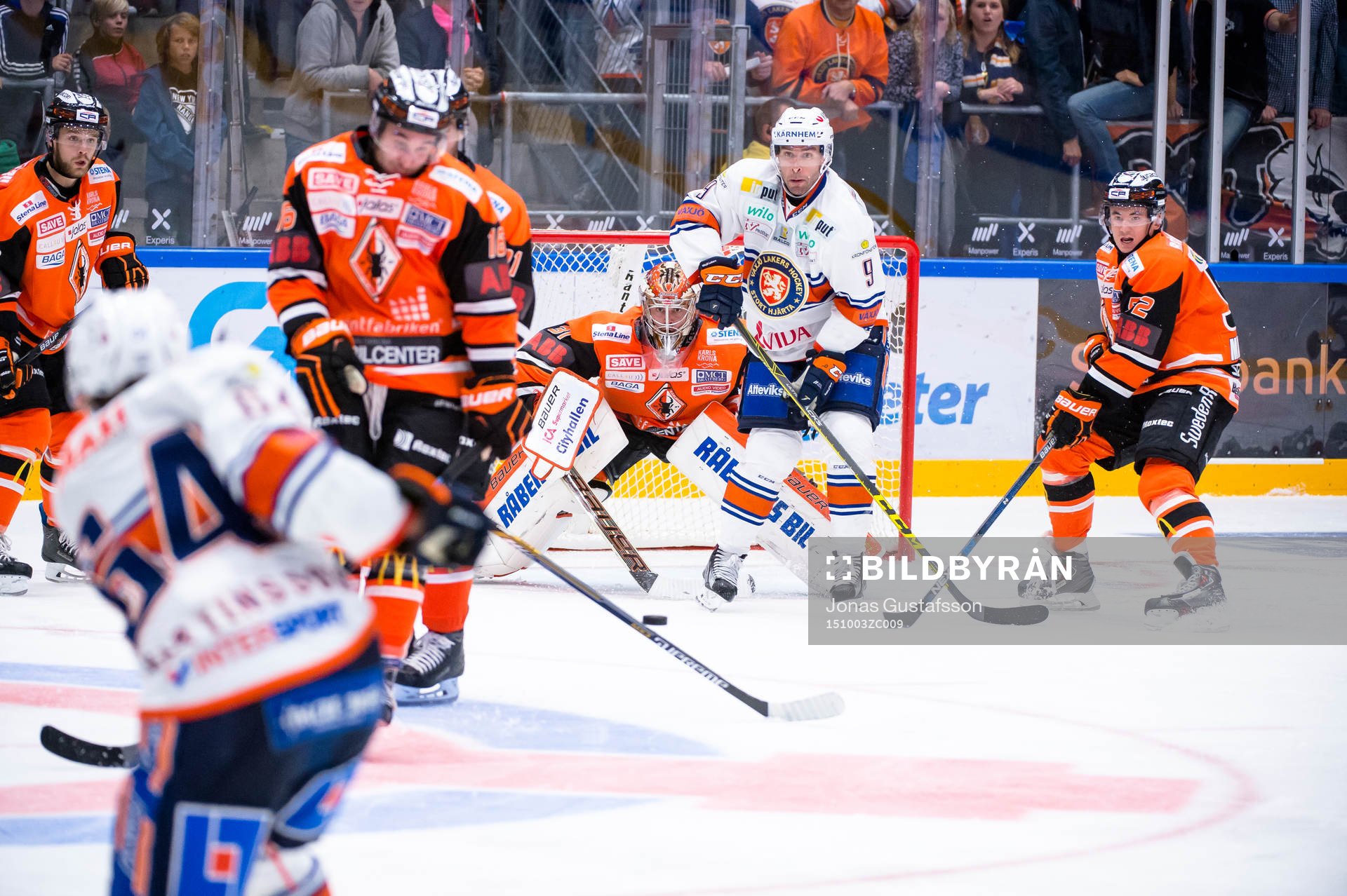 Växjös Eric Martinsson skjuter ett skott som Karlskronas