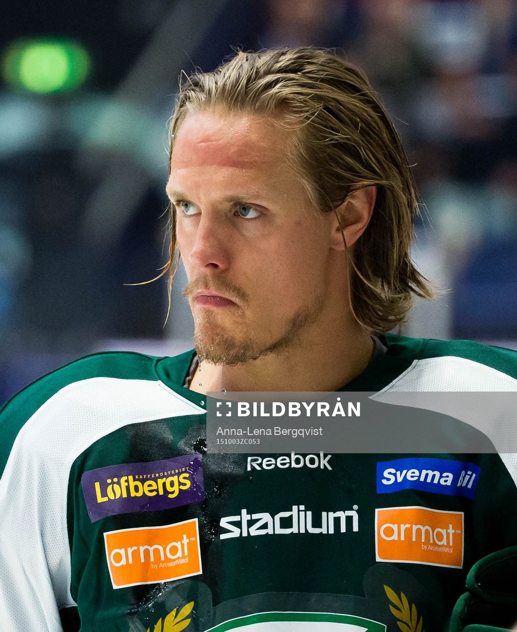 Färjestads Magnus Nygren utan hjälm deppar