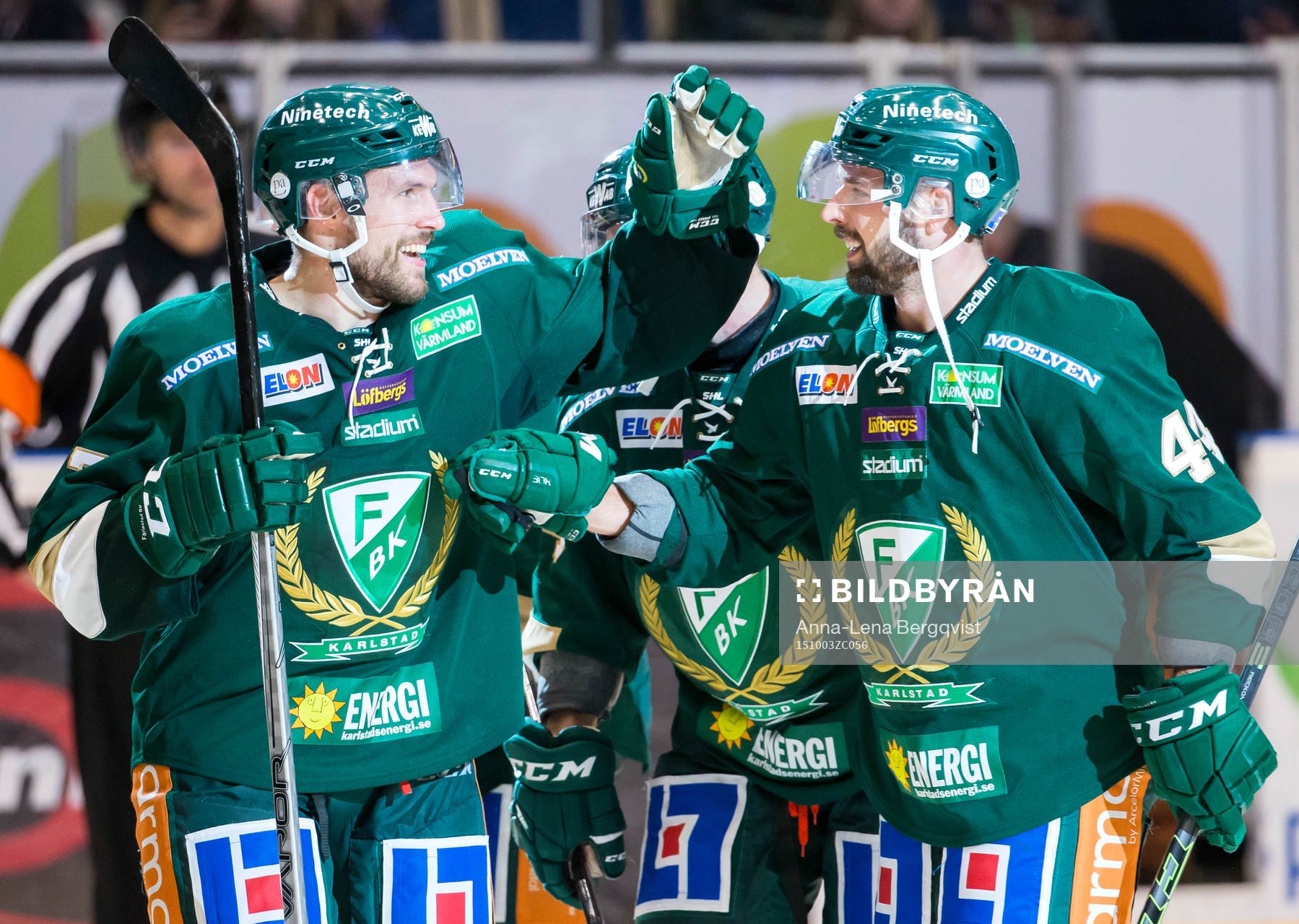 Färjestads Jonas Holös och Milan Gulas  jublar