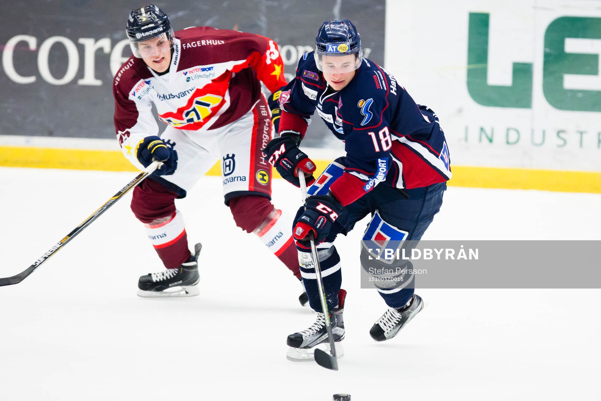 s Axel Eidstedt mot Linköpings Jacob Lilja med pucken mot