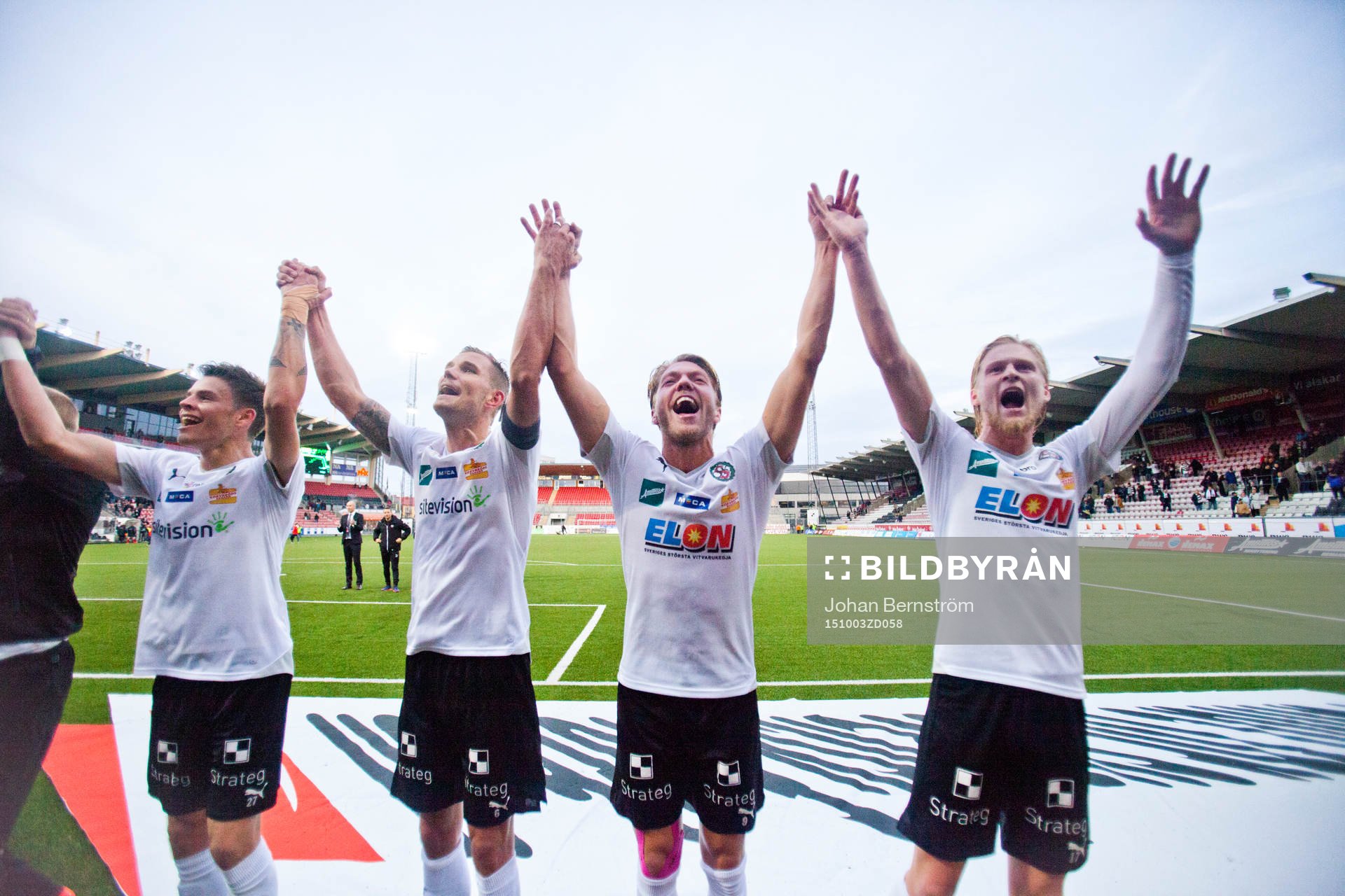 Örebros Martin Broberg jublar med Karl Holmberg