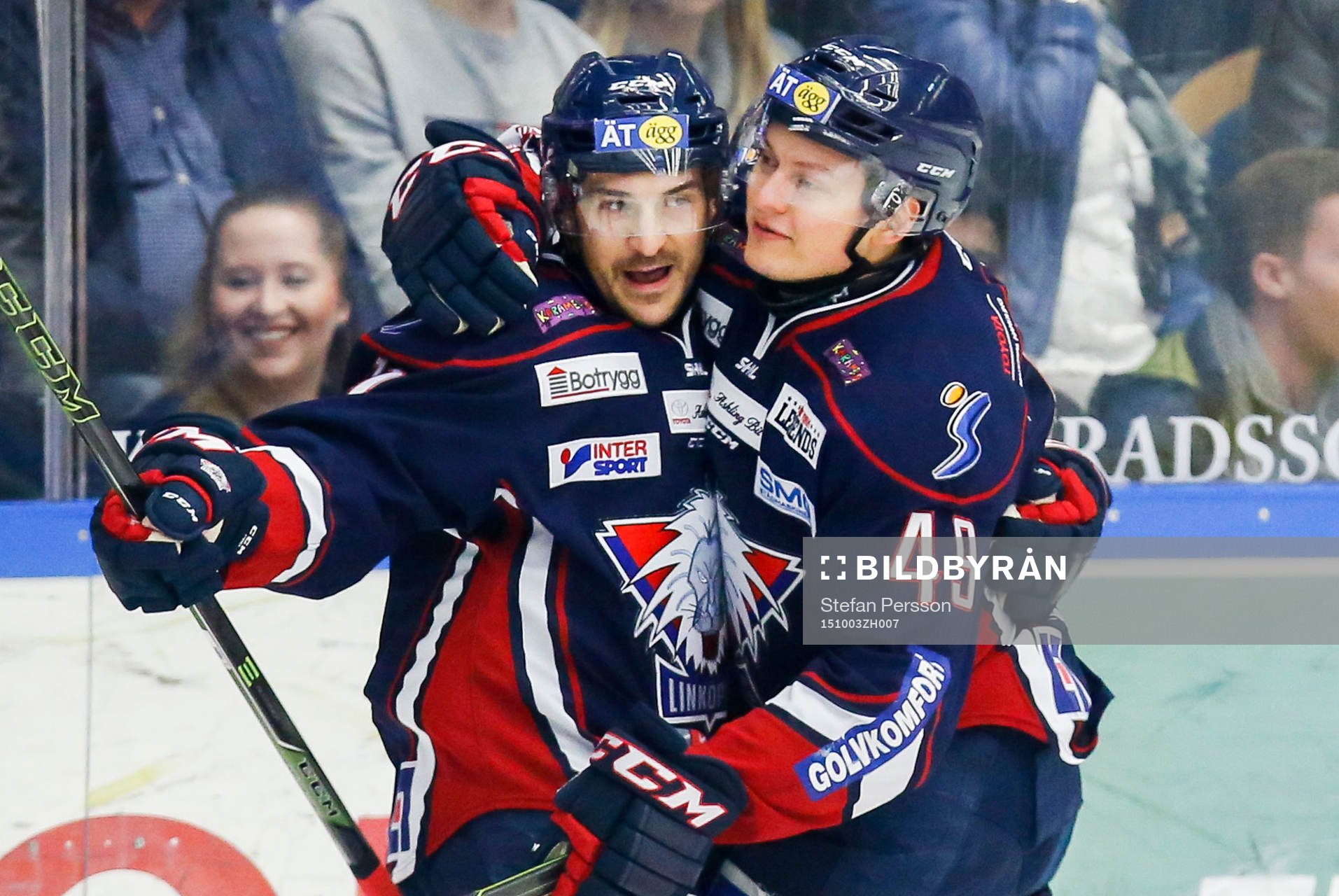 Linköpings Garret Roe jublar med Rhett Rakhshani