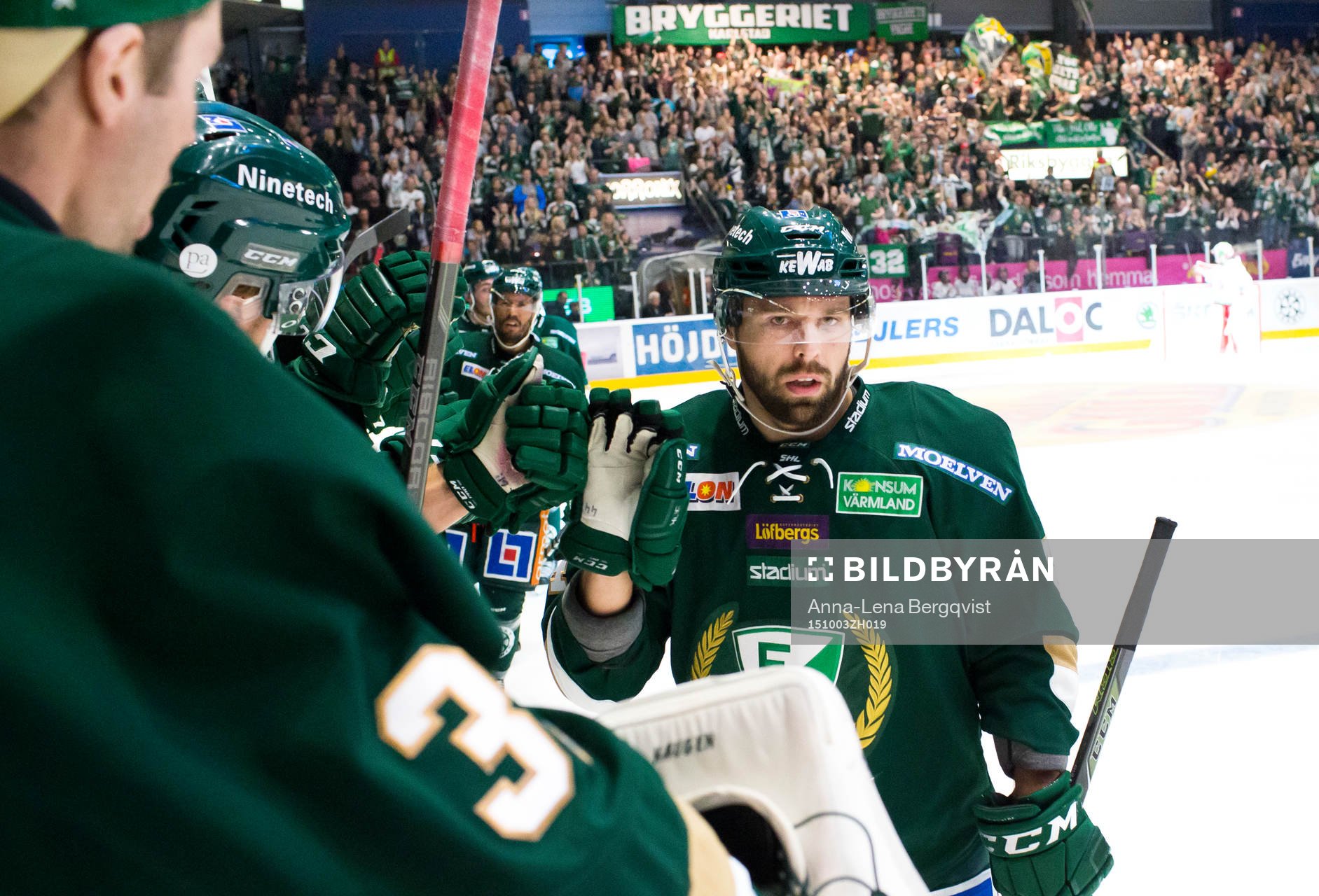 Färjestads Milan Gulas  firar mål