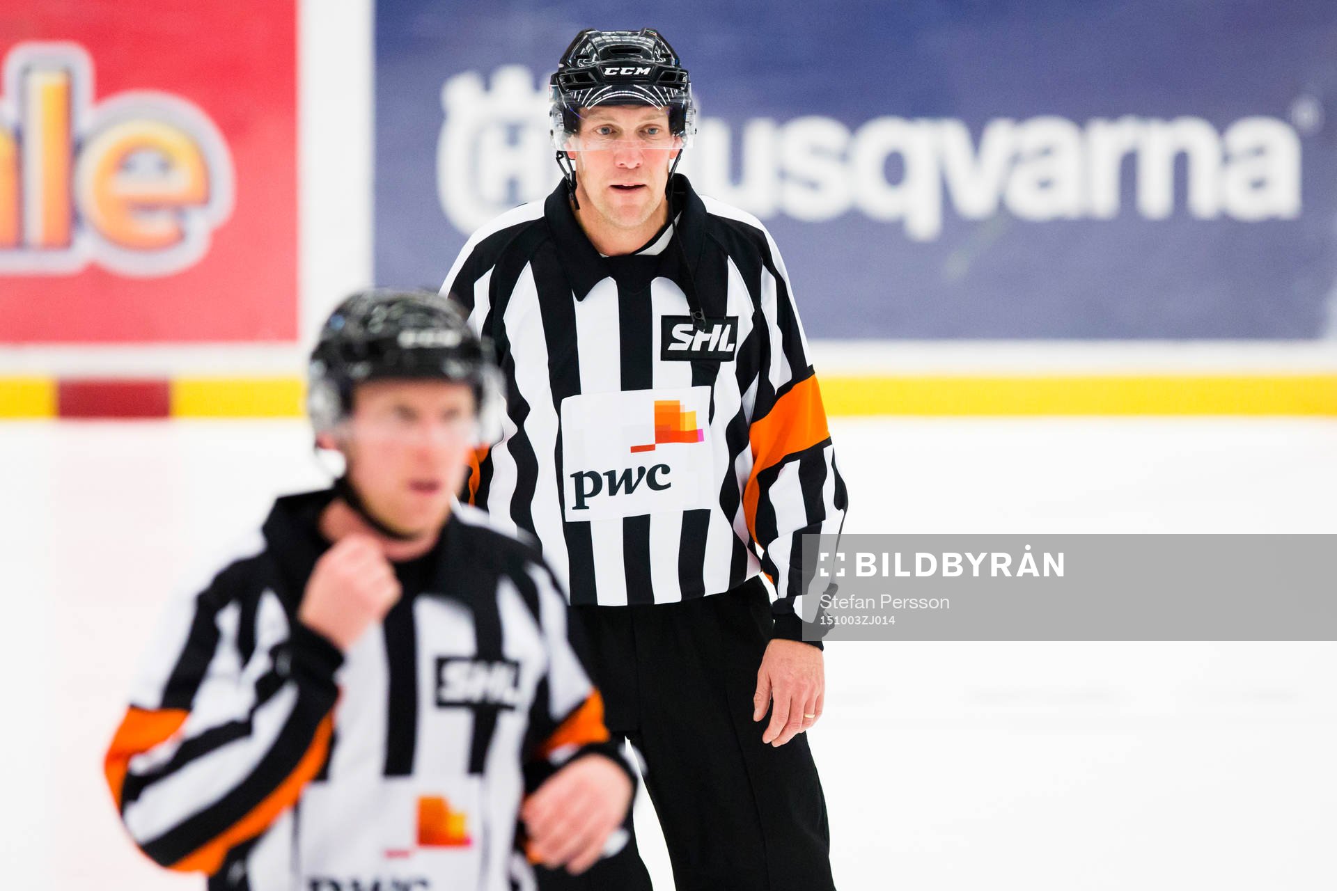 Domarna Mikael Holm och Morgan Johansson