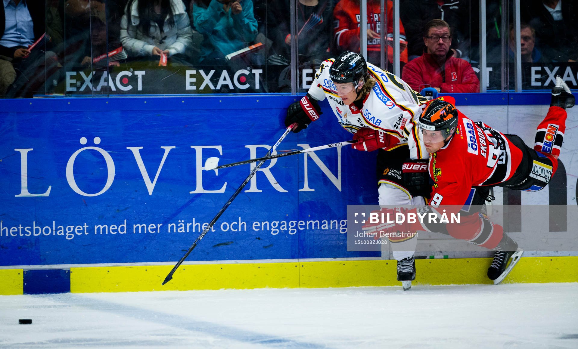 Luleås Emil Sylvegård och Örebros Viktor Ekbom i kamp om