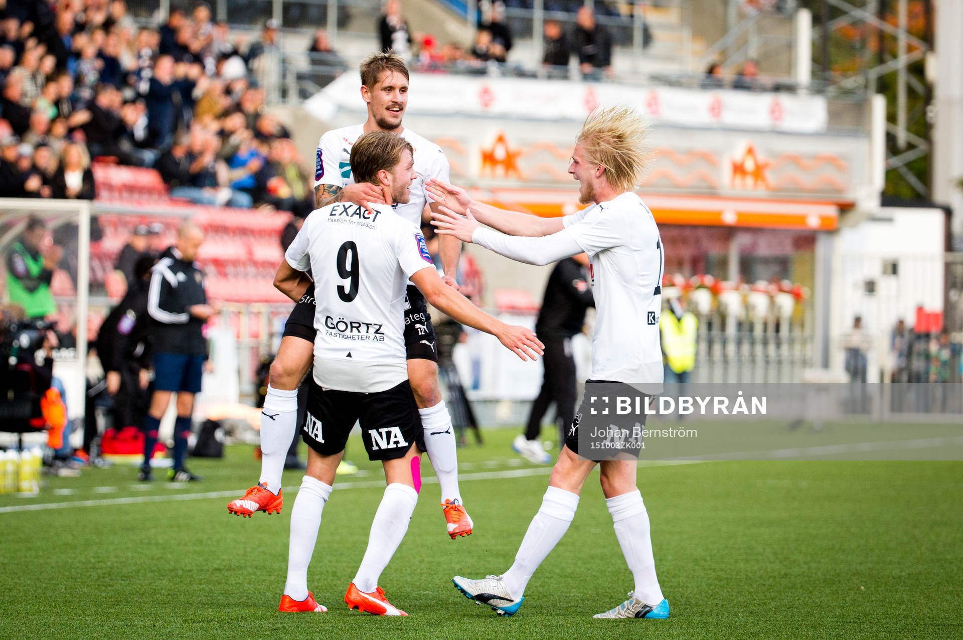 Örebros Martin Broberg gör 2-1 och jublar med Daniel