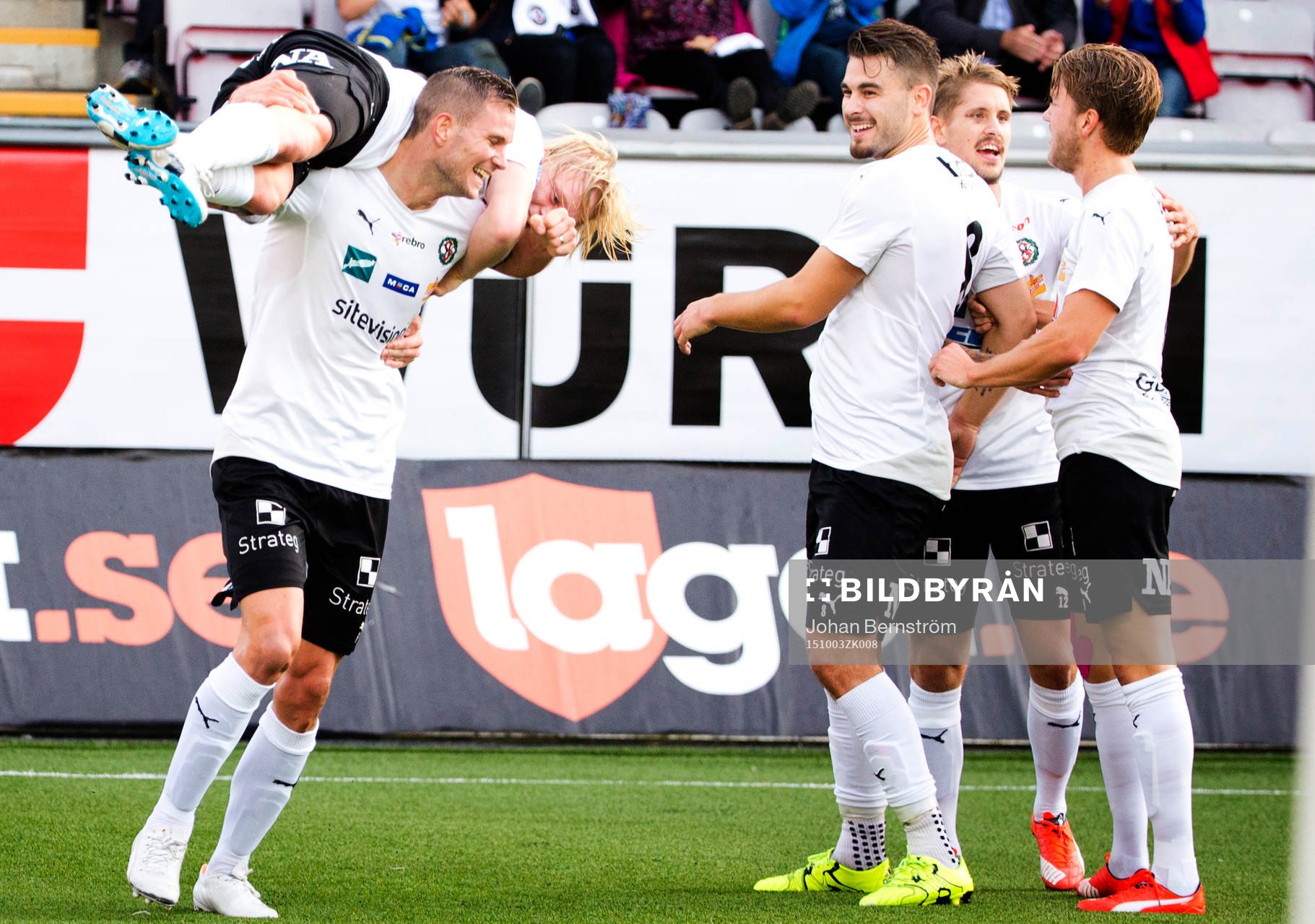 Örebros Karl Holmberg gör 1-1 och jublar med Robert
