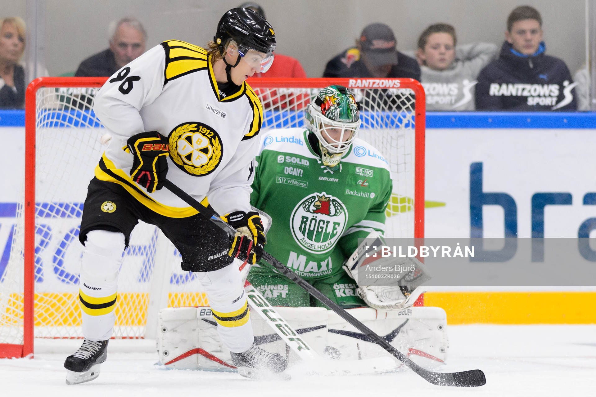 Brynäs Oskar Lindblom styr pucken framför Rögles