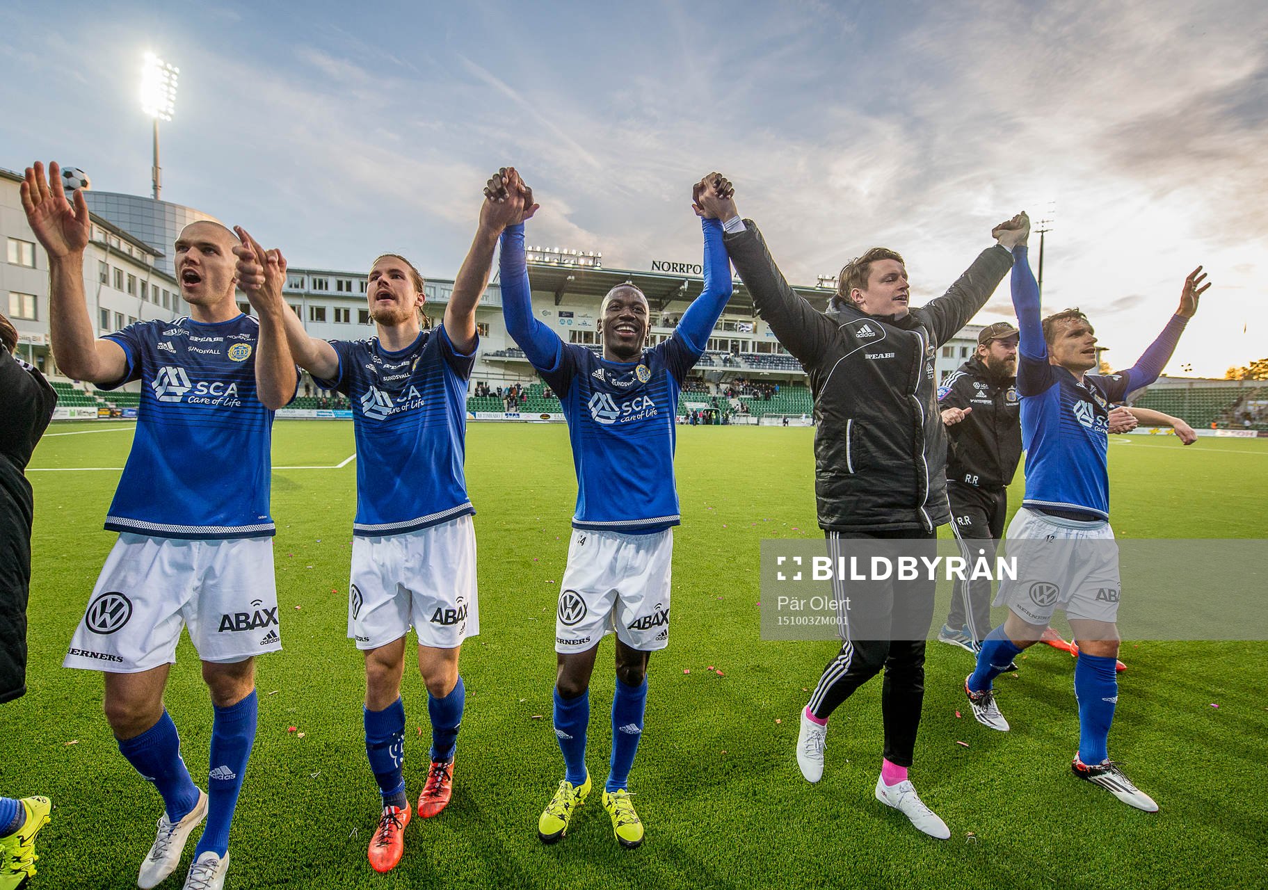 Sundsvall och Pa Amat Dibba jublar efter vunnen match med 2-1 i Allsvenskan mellan GIF Sundsvall och Gefle den 3  Oktober 2015 i Sundsvall.