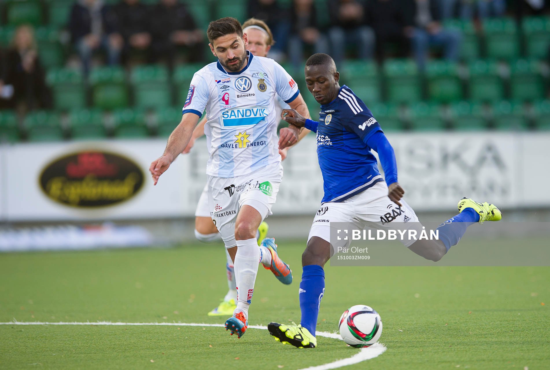 Sundsvalls Pa Amat Dibba med boll jagas av Gefles Ilir