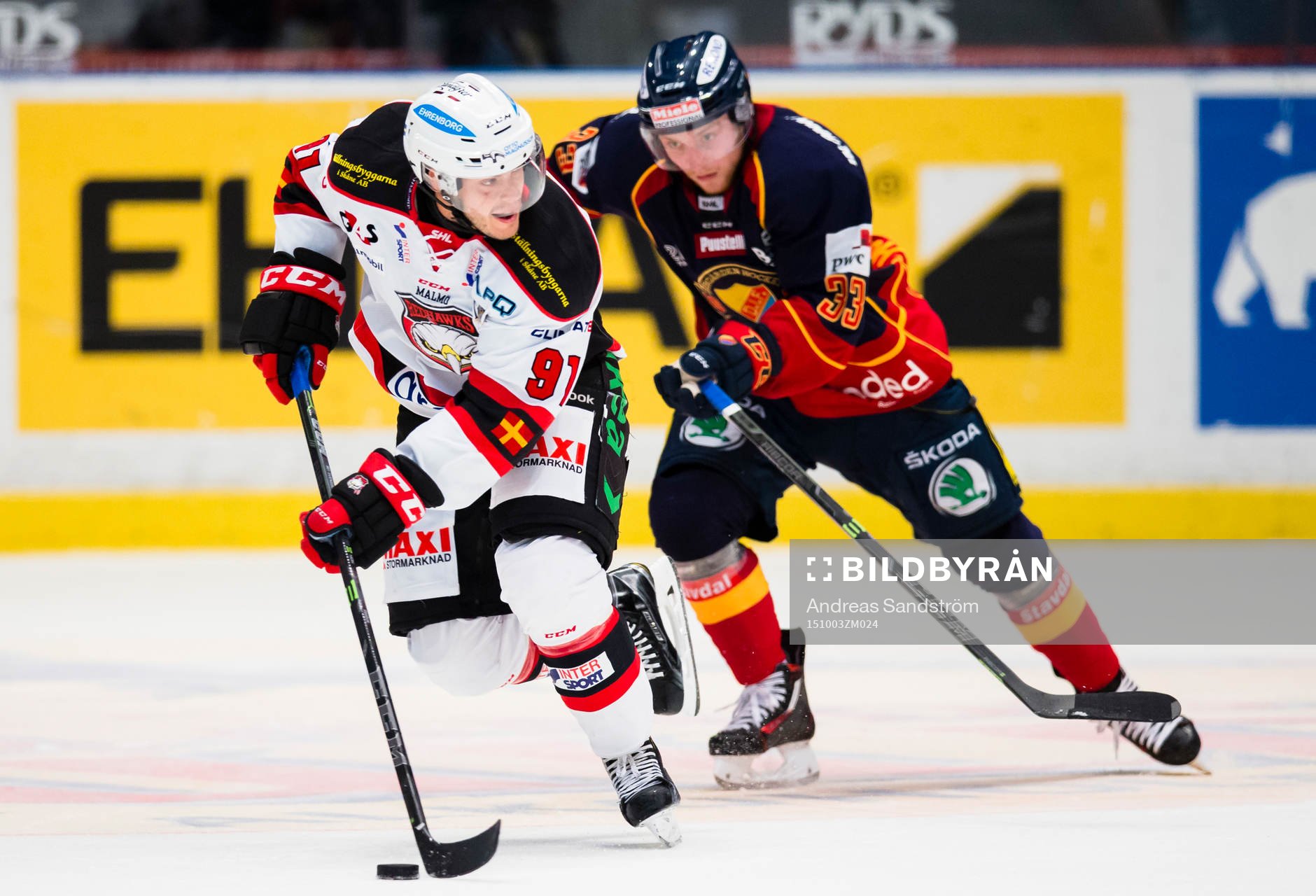 Malmö Redhawks Björn Svensson jagas av Djurgårdens Linus