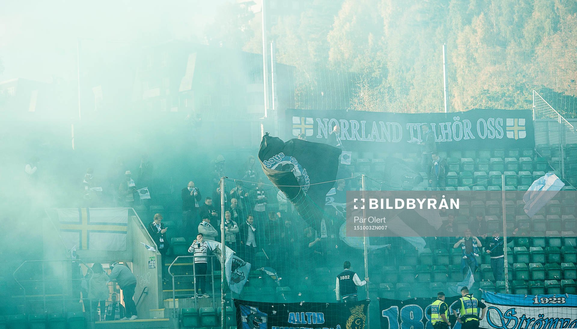 Gefles supportrar tänder bengaler innan fotbollsmatchen i