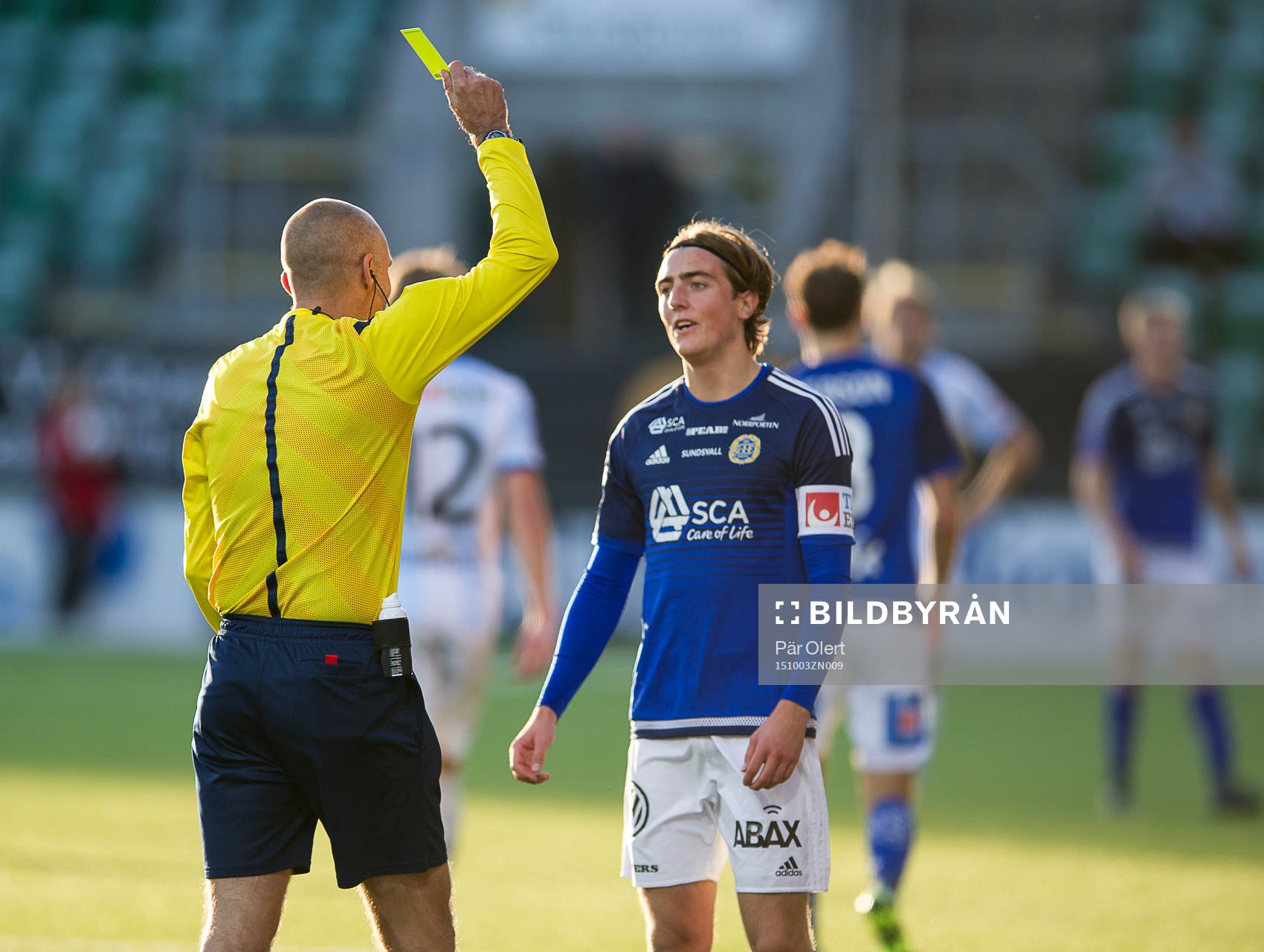 Sundsvalls Dennis Olsson får gult kort av domaren Michael