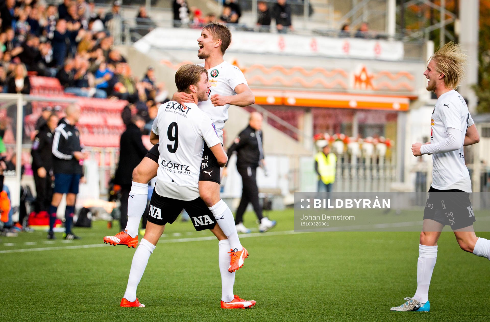 Örebros Martin Broberg gör 2-1 och jublar med Daniel