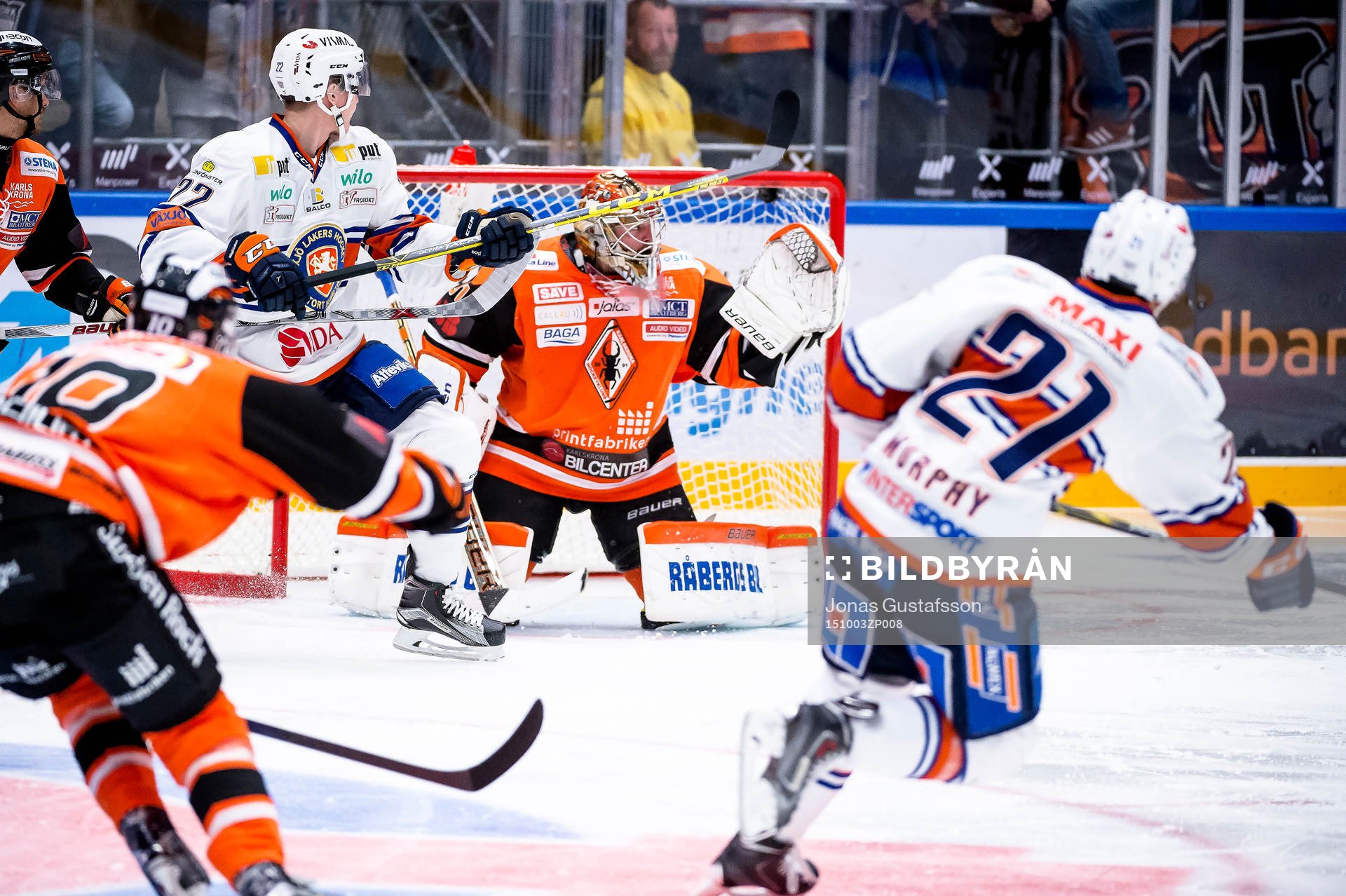 Växjös Cory Murphy skjuter pucken rakt upp i krysset och