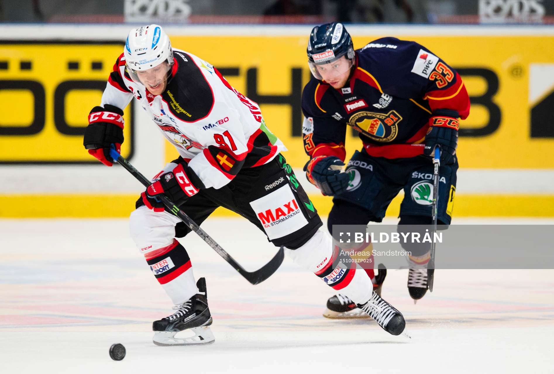 Malmö Redhawks Björn Svensson jagas av Djurgårdens Linus