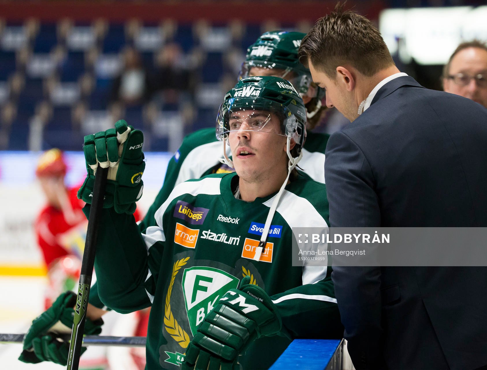 Färjestads Sebastian Erixon lyssnar på ass.tränare