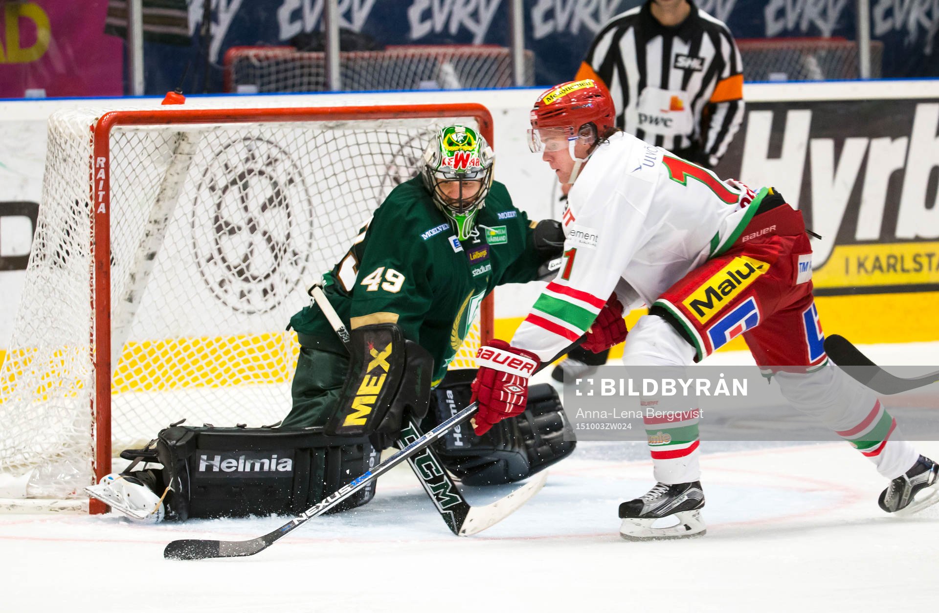 Modos Victor Olofsson provar på skott på Färjestads