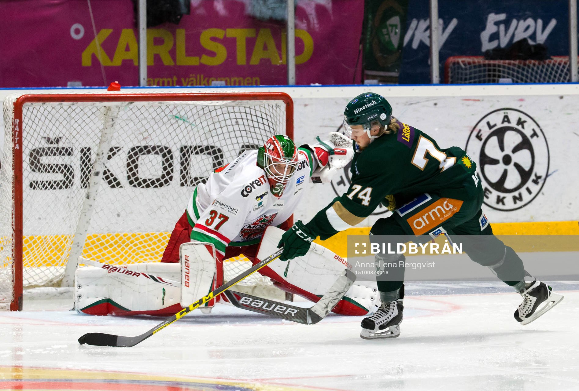 Färjestads Rasmus Asplund provar skor på Modos målvakt