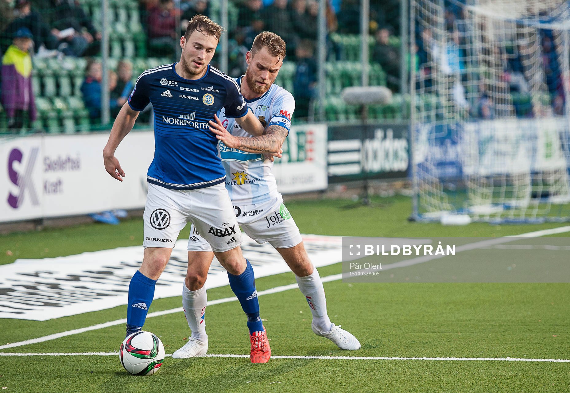 Sundsvalls Rúnar Már Sigurjónsson med bollen uppvaktas