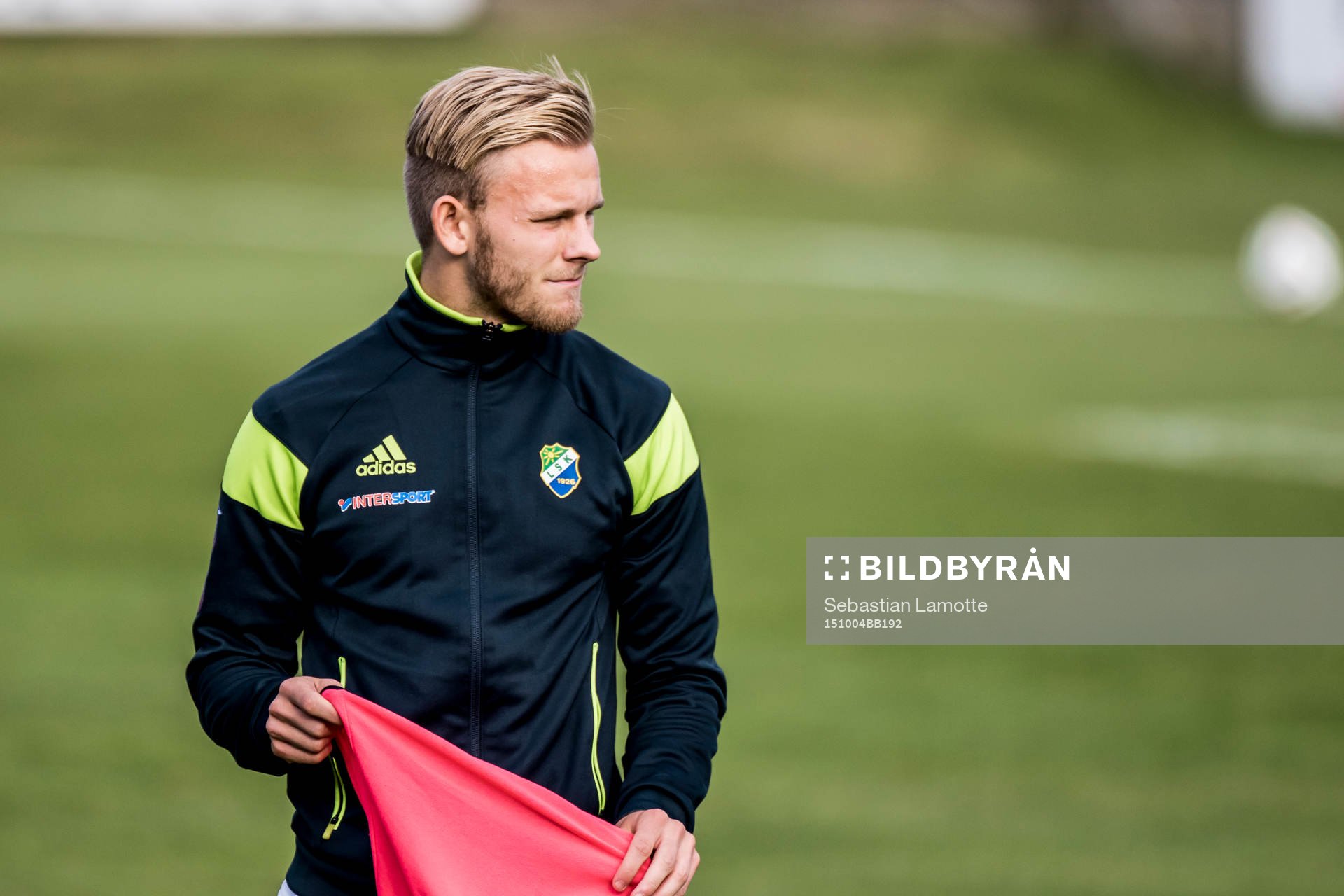 Ljungskiles Niclas Andersén  värmer upp