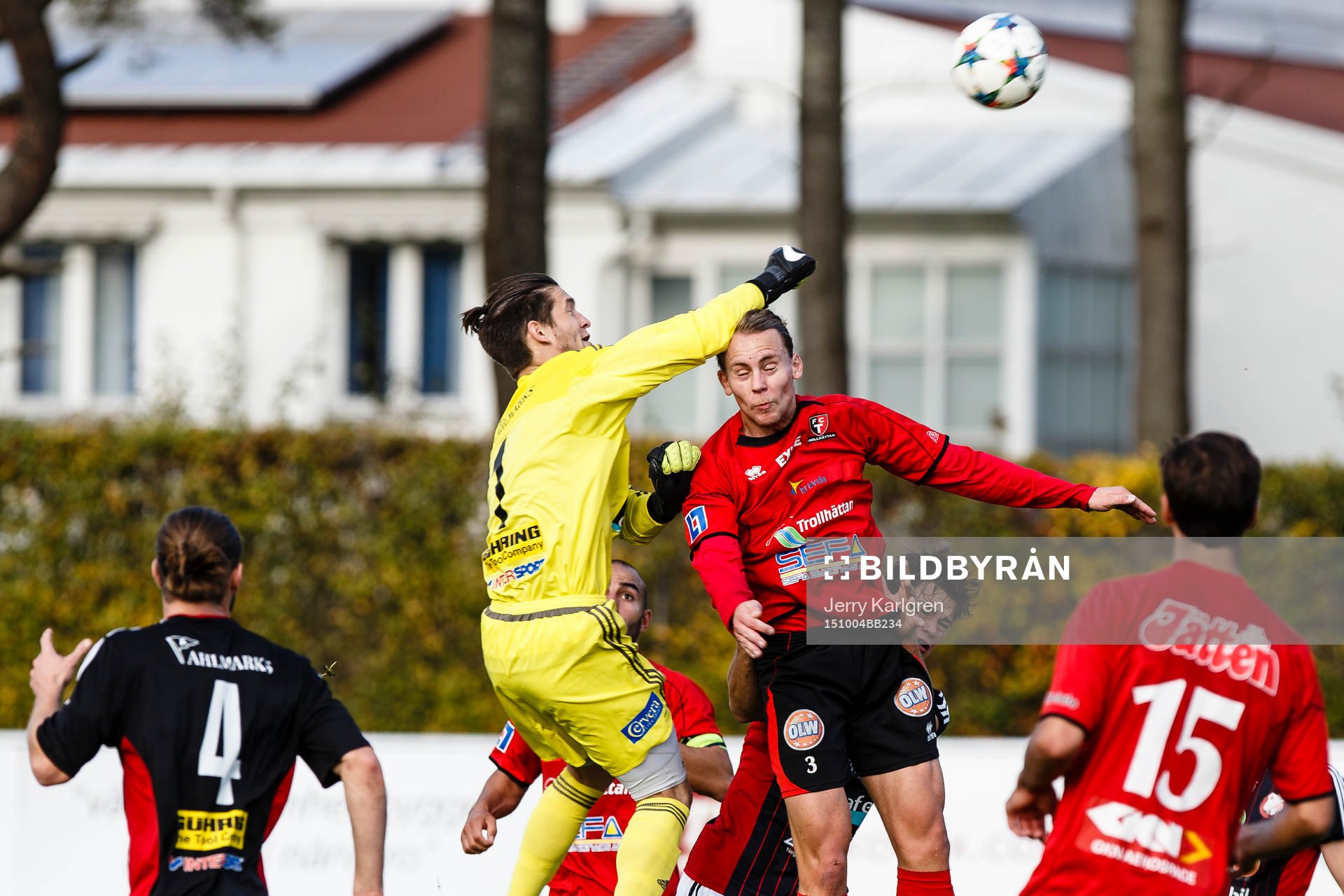 Lidköpings målvakt Jeffrey Gal boxar bort bollen