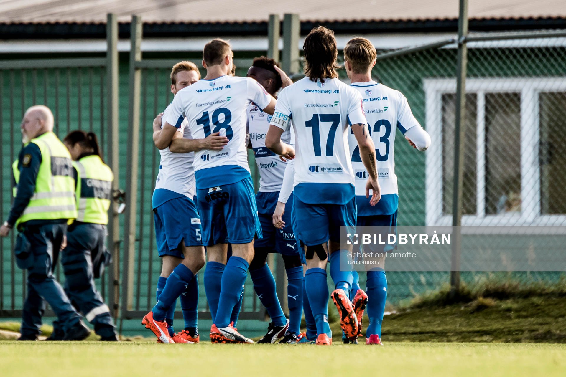 Värnamos David Engström har gjort 1-0 och spelarna jublar