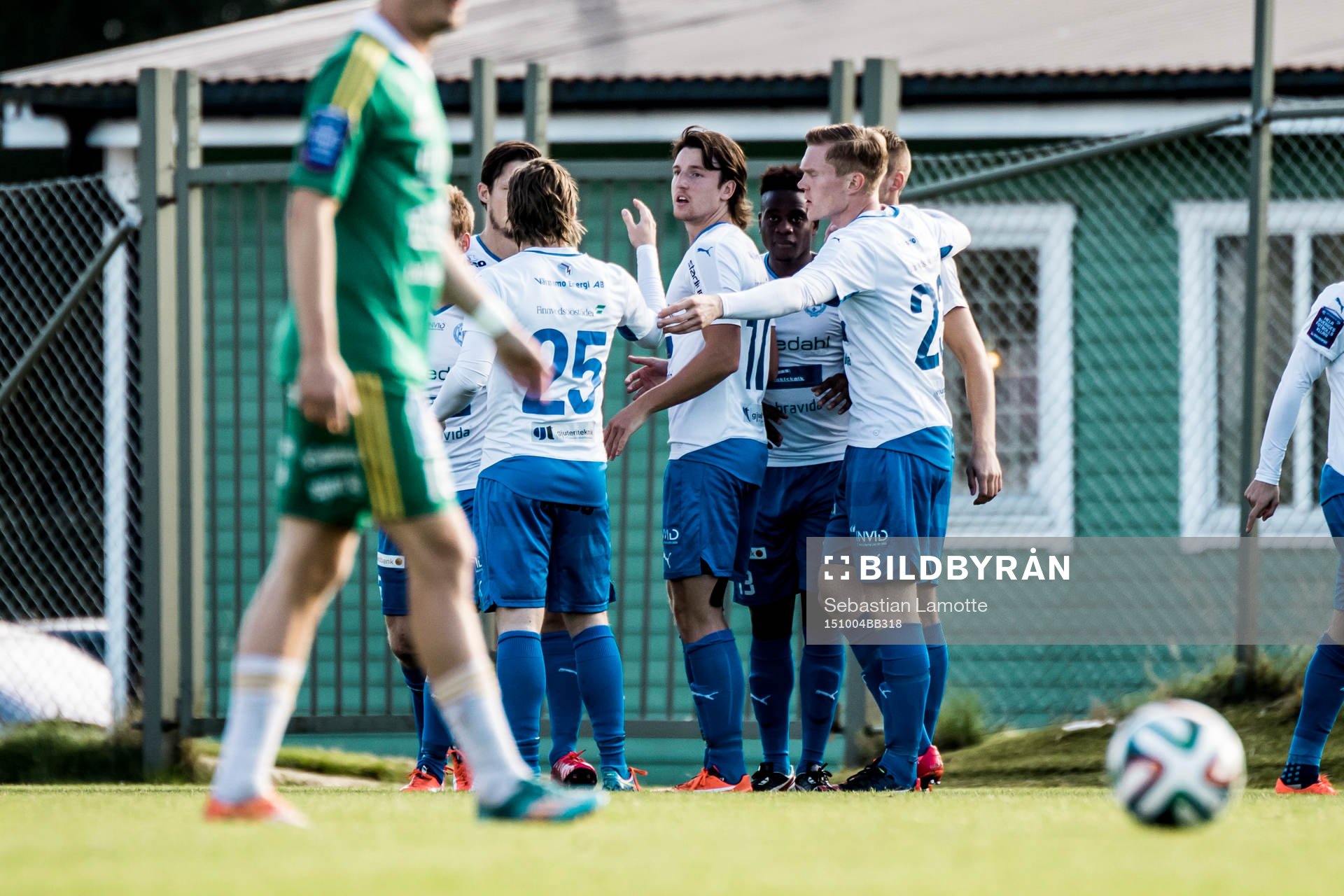 Värnamos David Engström har gjort 1-0 och spelarna jublar