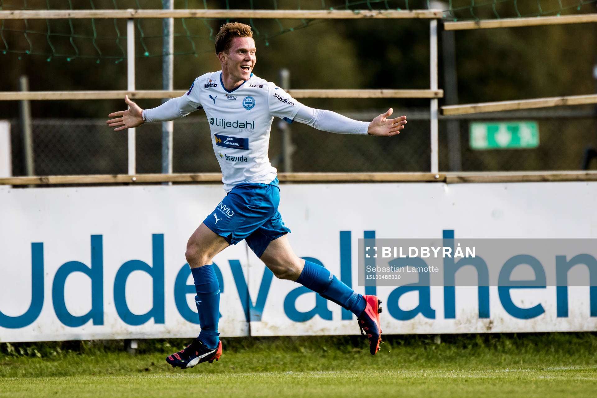 Värnamos David Engström har gjort 1-0 och jublar under fotbollsmatchen i Superettan mellan Ljungskile och Värnamo den 4 oktober 2015 i Ljungskile.