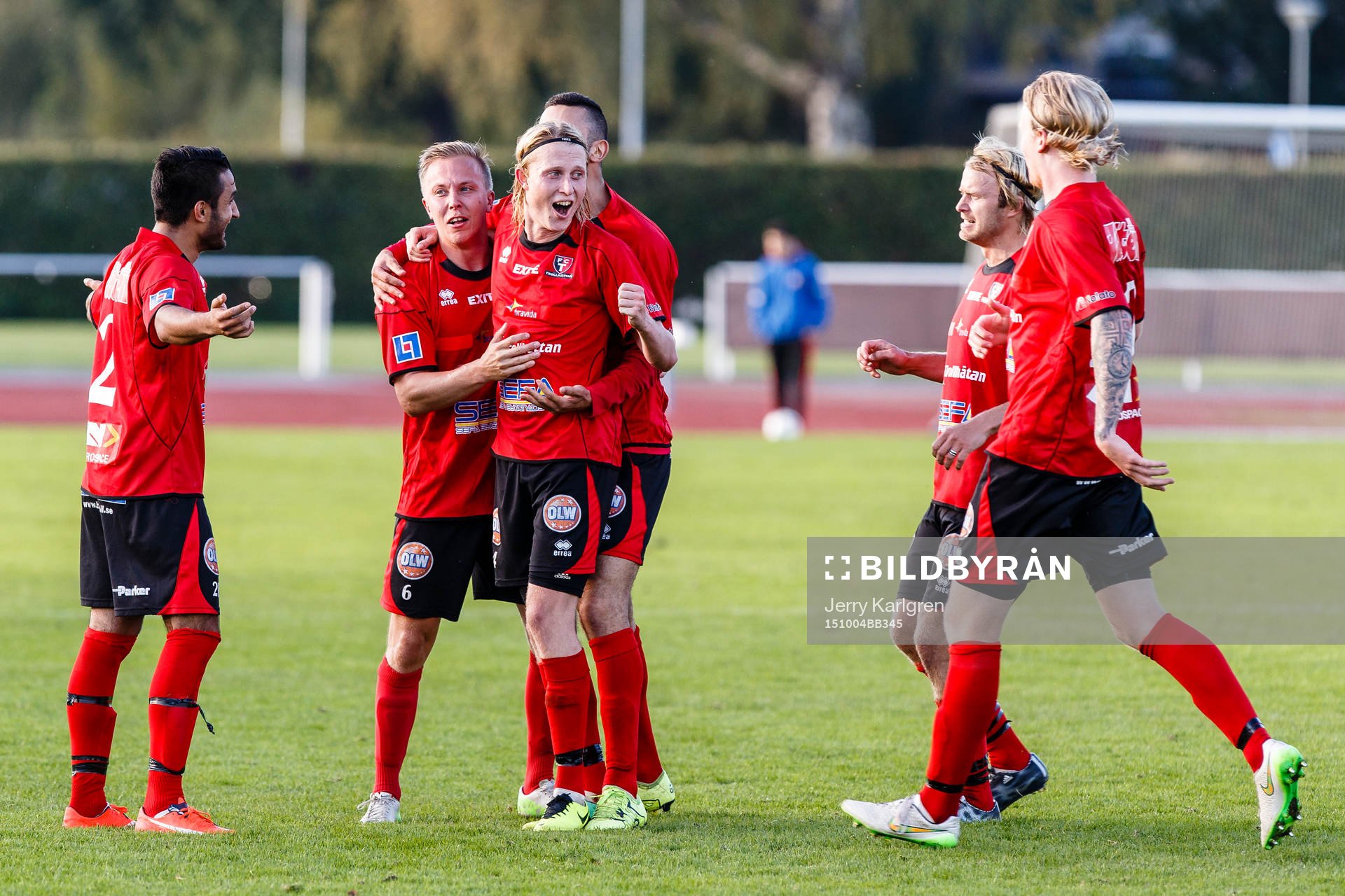 Trollhättans Oscar Ehner jublar efter att ha gjort det avgörande 3-4 målet under en fotbollsmatch mellan Lidköpings FK och FC Trollhättan i Division 2 den 4 Oktober 2015 i Lidköping.