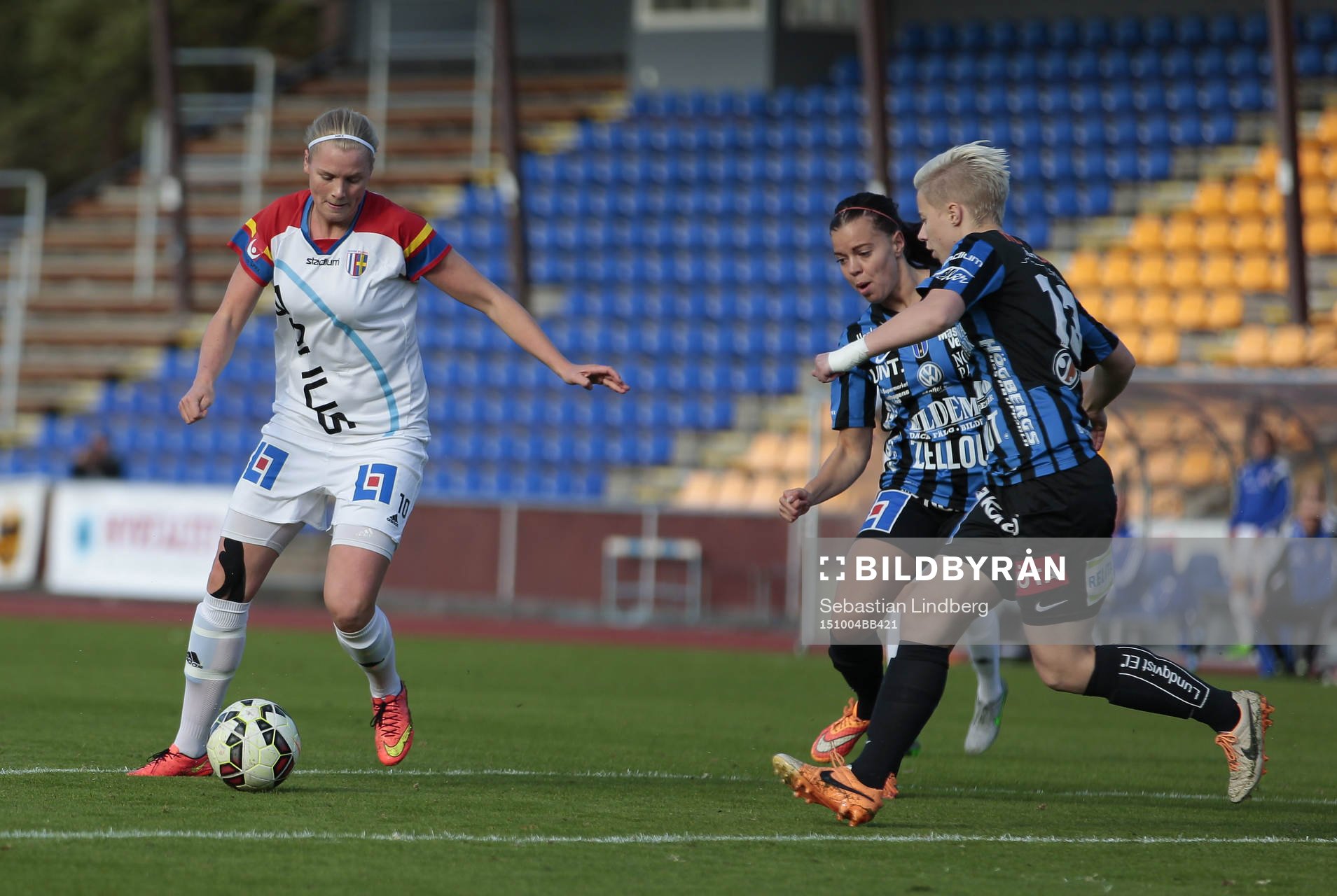 Hovås Billdals Sarah Fredborg och Sirius Caroline Lundberg, Sirius Sara Back under damfotbollsmatchen mellan Sirius och Hovås Billdal den 4 oktober 2015 i Uppsala.