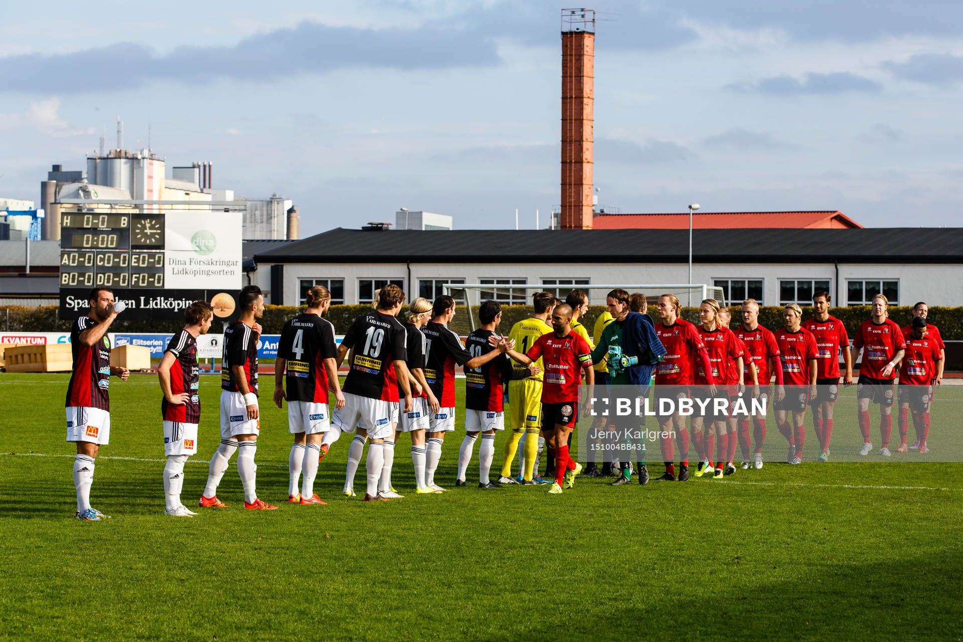 Spelarna i Lidköping och Trollhättan hälsar på varandra