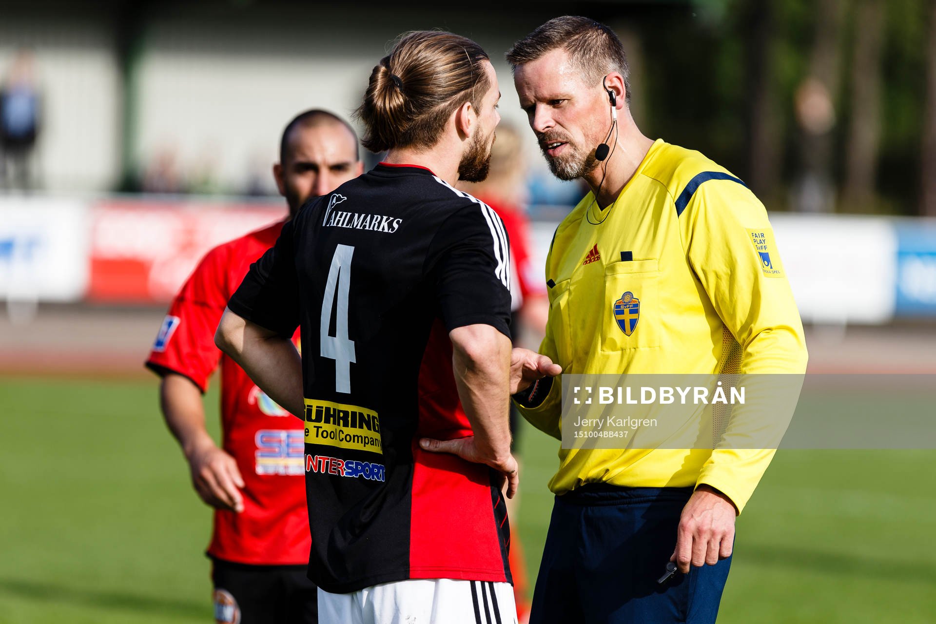 Domare Fredrik Olsson pratar med Lidköpings John Aikenhead