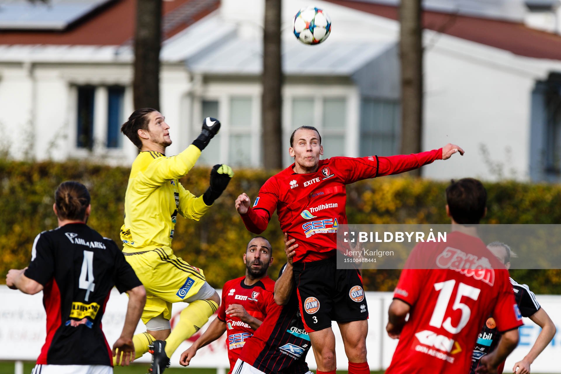 Lidköpings målvakt Jeffrey Gal på väg att boxa bort