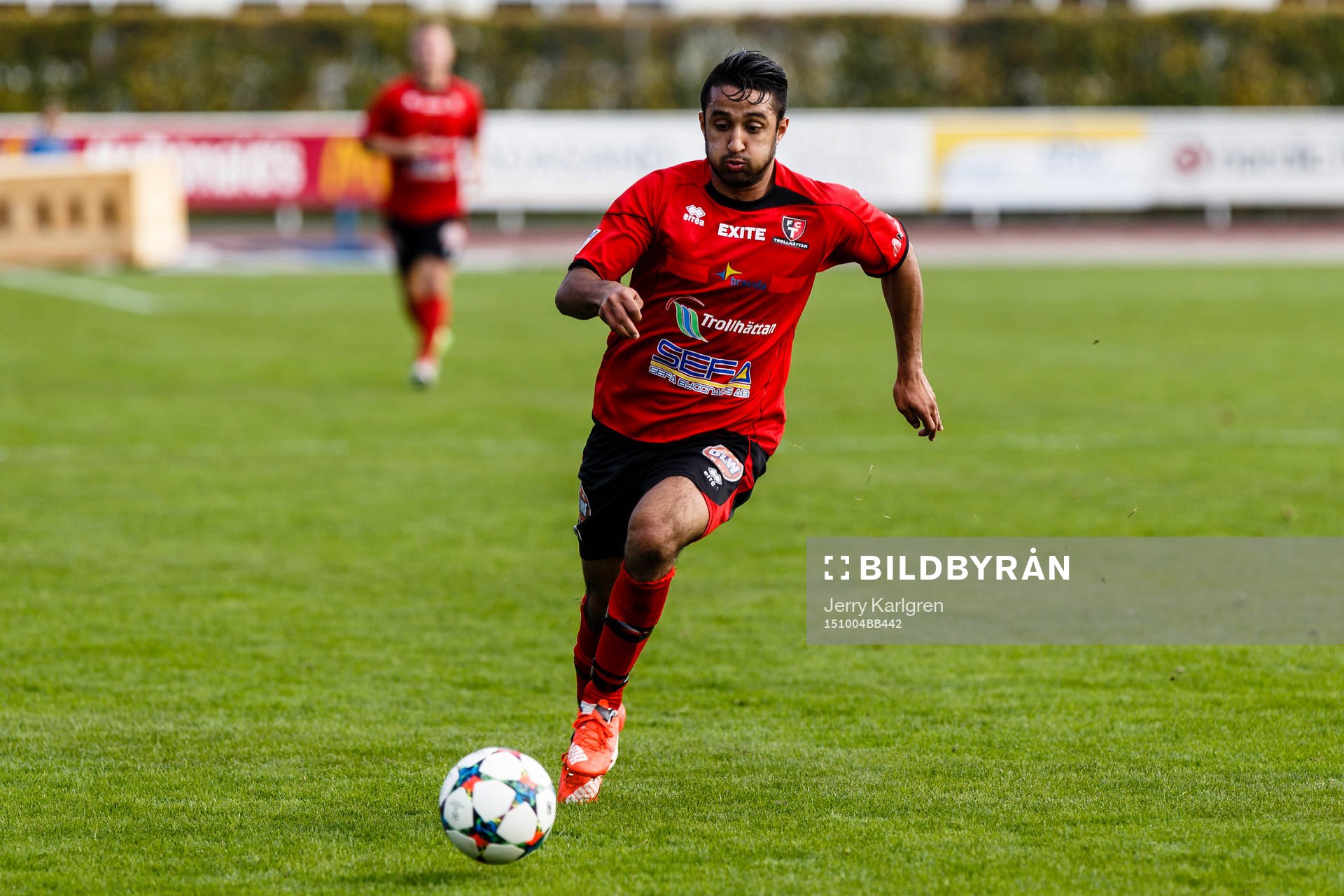 Trollhättans Mahmoud Abed-Al-Mouti med bollen