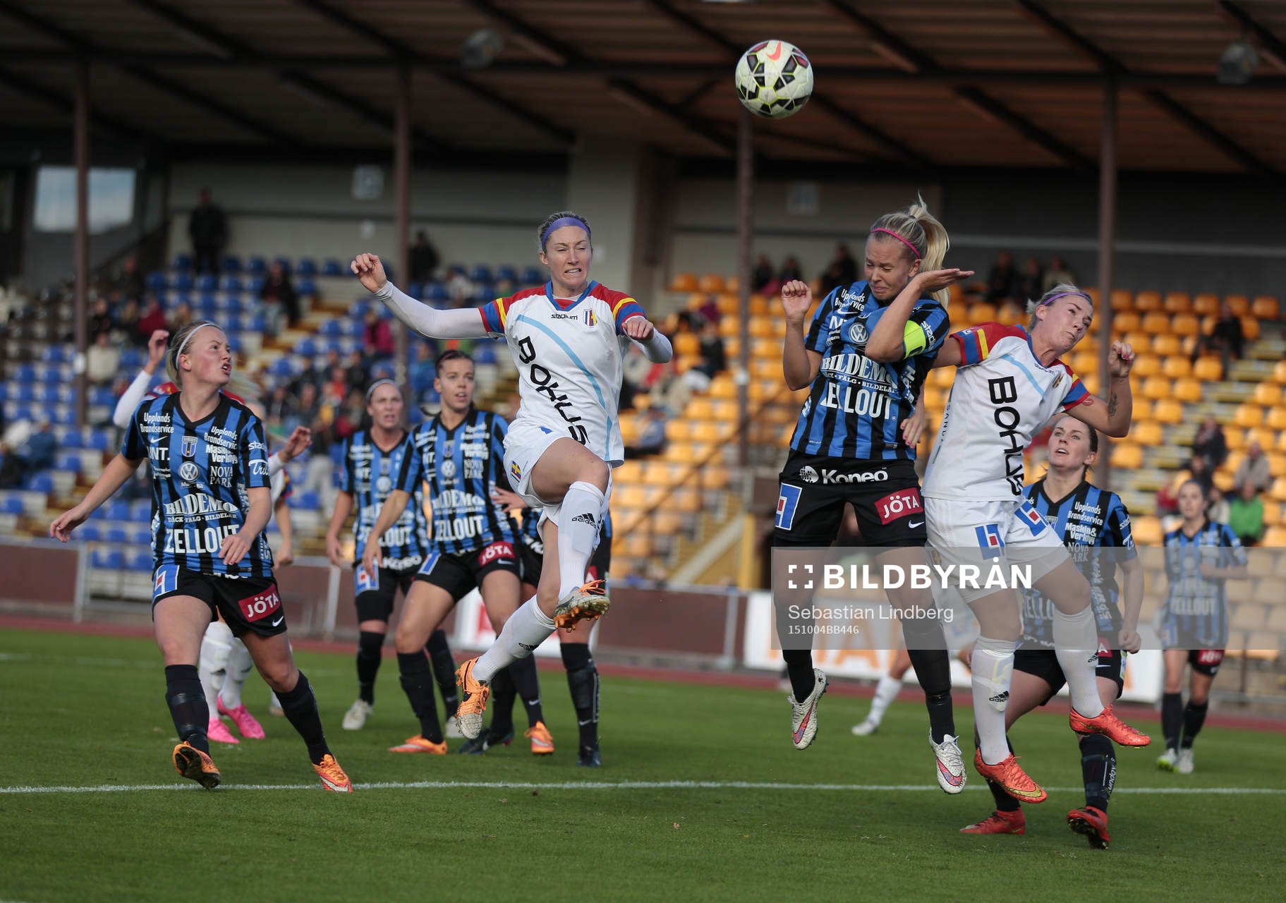 Hovås Billdals Robyn Decker försöker nicka in bollen i