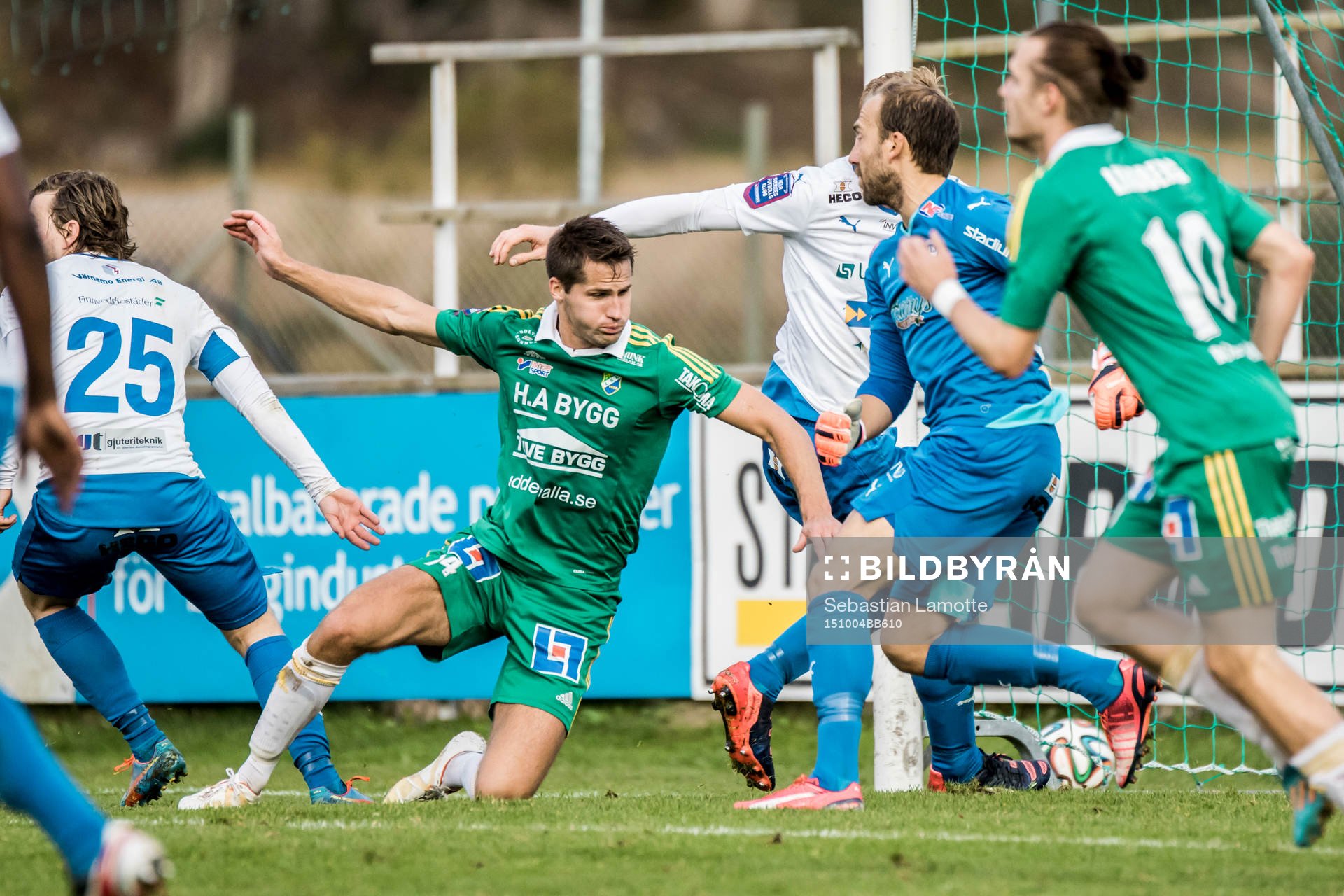 Ljungskiles Gabriel Altemark-Vanneryr  i straffområdet