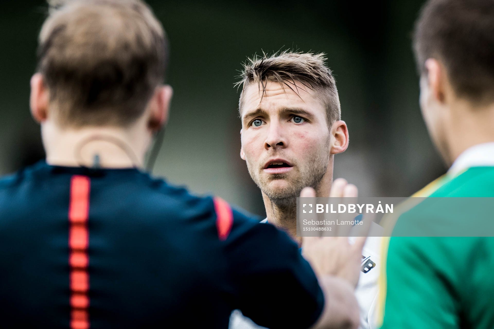 Värnamos Joel Löw pratar med domare Johan Krantz
