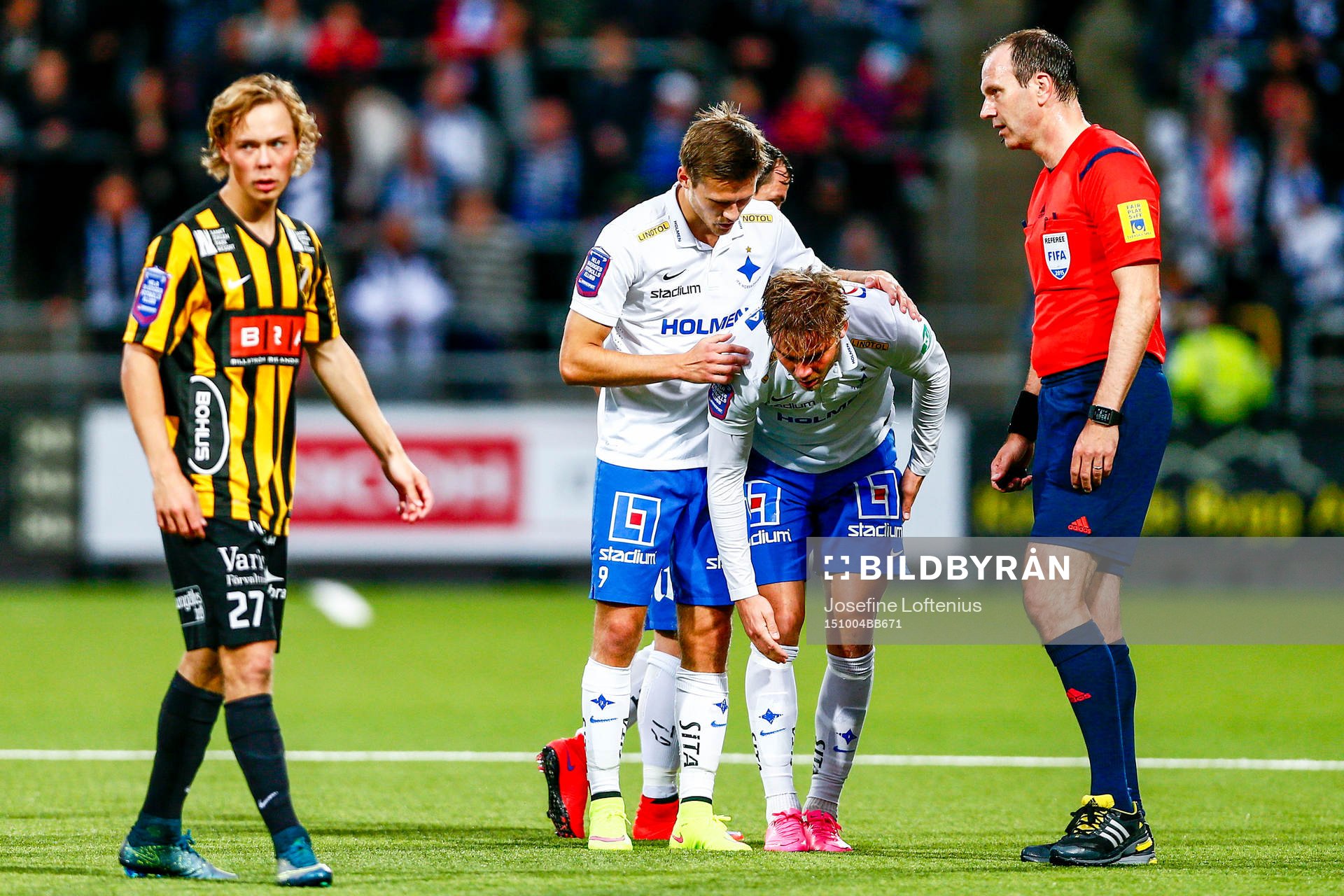 Norrköpings Arnor Ingvi Traustason klappar om Christoffer Nyman som får lämna planen skadad under fotbollsmatchen i Allsvenskan mellan Norrköping och Häcken den 4 oktober 2015 i Norrköping.