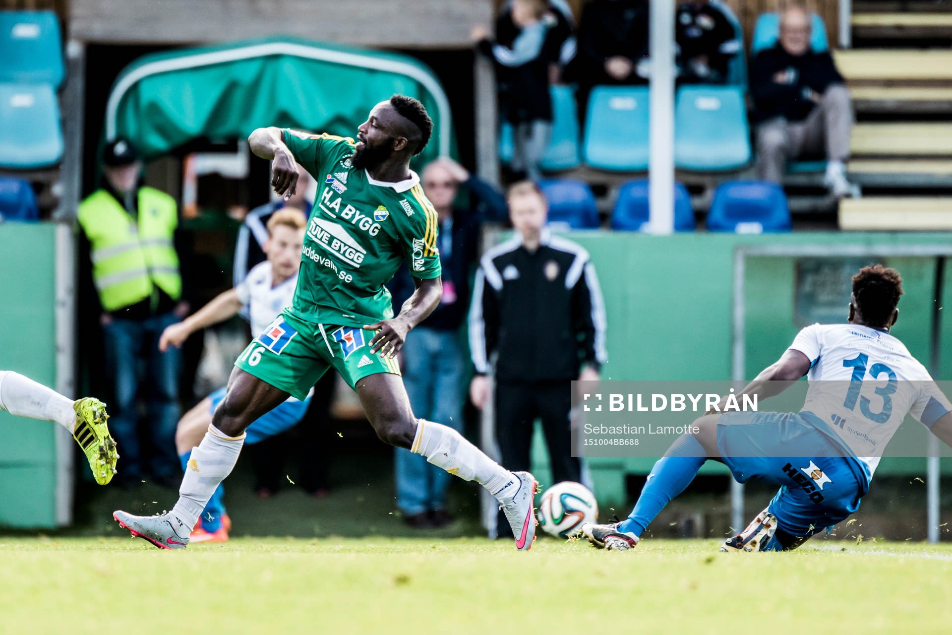 Ljungskiles Abdultaofik Ahmed i duell med Värnamos Archford Gutu under fotbollsmatchen i Superettan mellan Ljungskile och Värnamo den 4 oktober 2015 i Ljungskile.